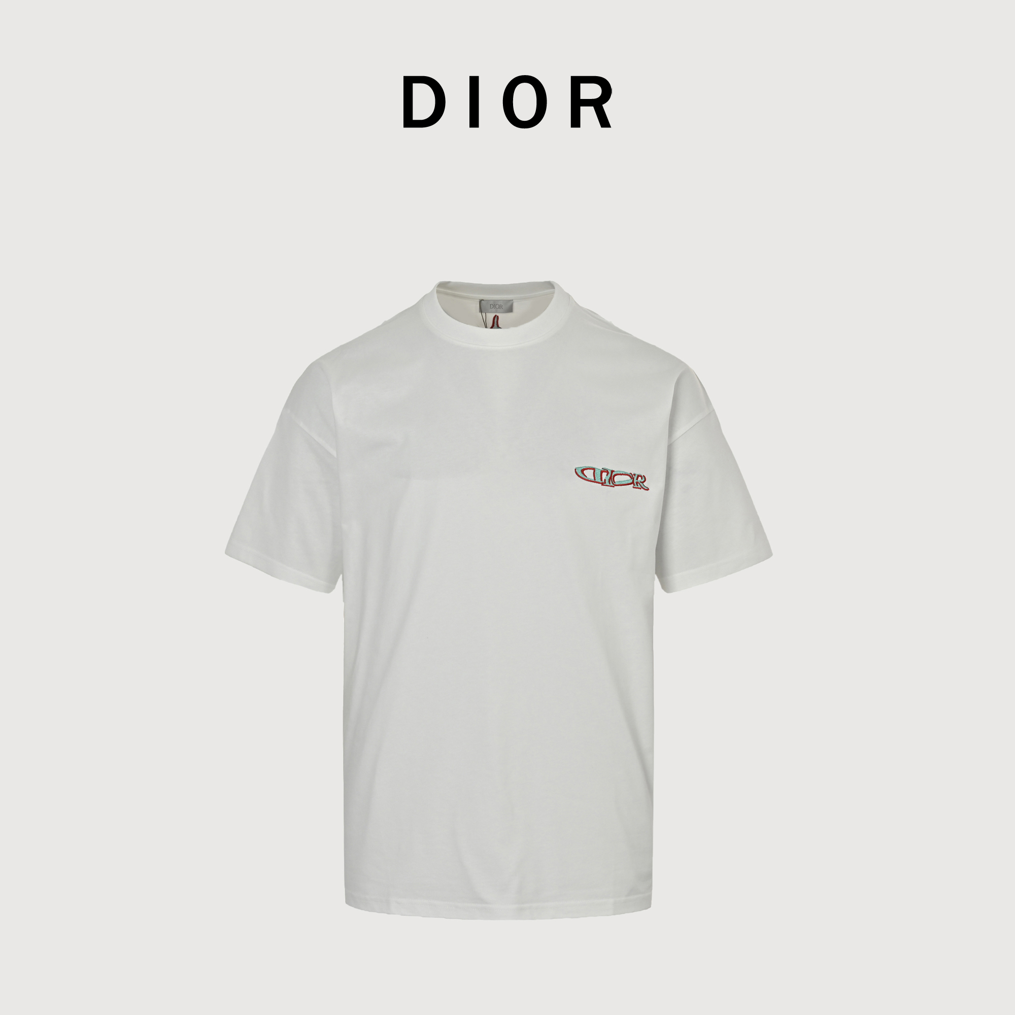 本地自取💰160 Dior/迪奥 25ss 联名滑雪Dio字母刺绣短袖 以经典美学为魂,融滑雪文化的先锋灵感,将极简廓形与机能细节完美交织,面料采用21s双纱精梳棉紧密纺纱线克重230g,配套32s双纱横机1*1织造罗纹,前后幅采用百灵达绣花机刺绣作业,厚板胶膜榻榻米阵法立体包边绣,配套全套对版洗水唛,男女同款 Size:S-XL