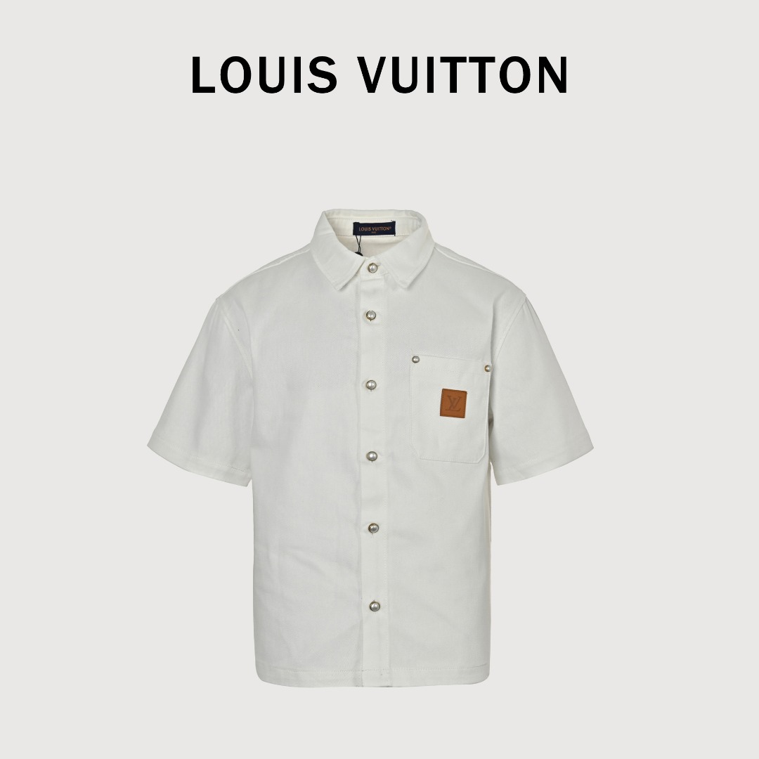 本地自取💰180 LOUIS VUITTON LV 皮标口袋短袖牛仔衬衫 米白 高订面料采用400斜纹布料，每一件都必须洗水，手感透气舒适，YB订制，订制五金纽扣，皮牌高度还原，精致绣花，媲美原版，整套低调奢华的设计，走秀款必定属于你的时尚百搭单品，男女同款！ Size：46 48 50 52