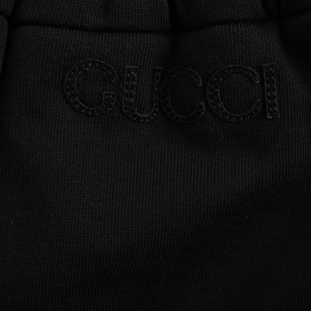 Gucci/古驰 24Fw 刺绣字母织带长裤 刺绣字体整齐工整,手工双向缝订,细节质感满满,成品自然美观 高品质双层复合棉、特别手感、超级质感舒适柔软透气休闲宽松版型