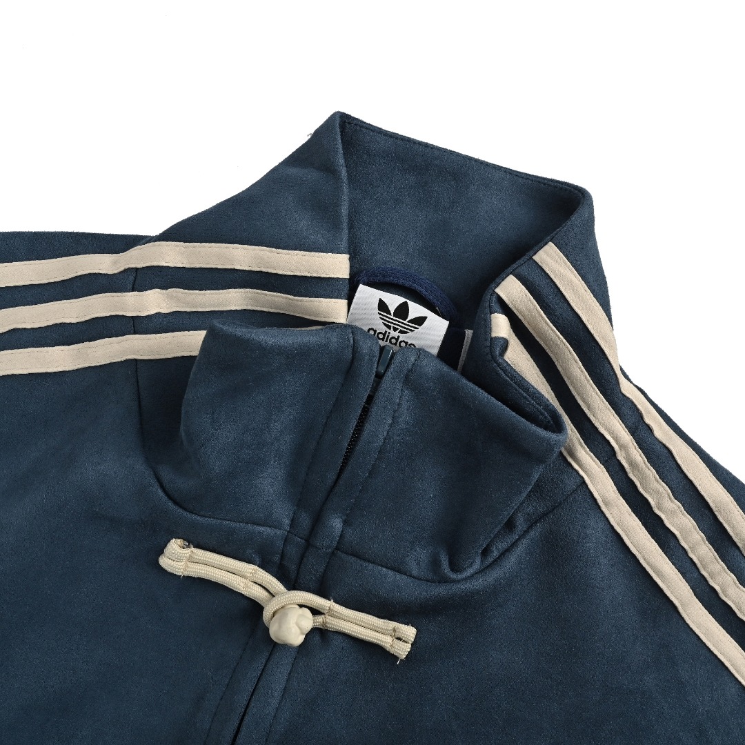 本地自取💰240
adidas三叶草新中式麂皮唐装外套
情侣款各路网红明星同款-
adidas originals ctt蛇年限定 时尚舒适百搭宽松长袖复古美式夹克 男女同款
三叶草新中式,潮人必备单品!
全部定制!面料材质是软麂皮材质 软软糯糯 内里里布也是定制染色与衣身一致拉链yb还原 细节拉满 纯手工盘扣每天只能做出少量慢工出细活 版本众多比对!
尺码:S-XL 现货秒发