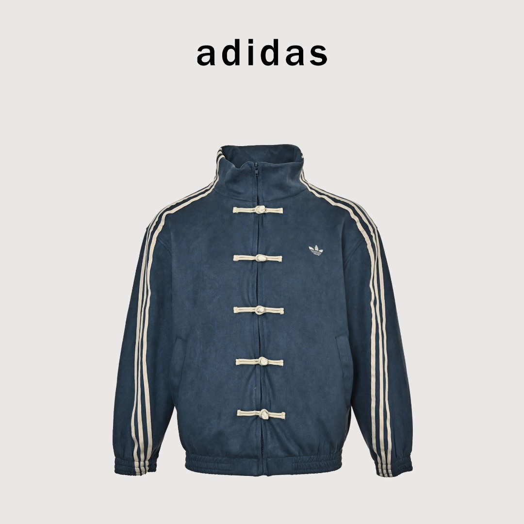 本地自取💰240
adidas三叶草新中式麂皮唐装外套
情侣款各路网红明星同款-
adidas originals ctt蛇年限定 时尚舒适百搭宽松长袖复古美式夹克 男女同款
三叶草新中式,潮人必备单品!
全部定制!面料材质是软麂皮材质 软软糯糯 内里里布也是定制染色与衣身一致拉链yb还原 细节拉满 纯手工盘扣每天只能做出少量慢工出细活 版本众多比对!
尺码:S-XL 现货秒发