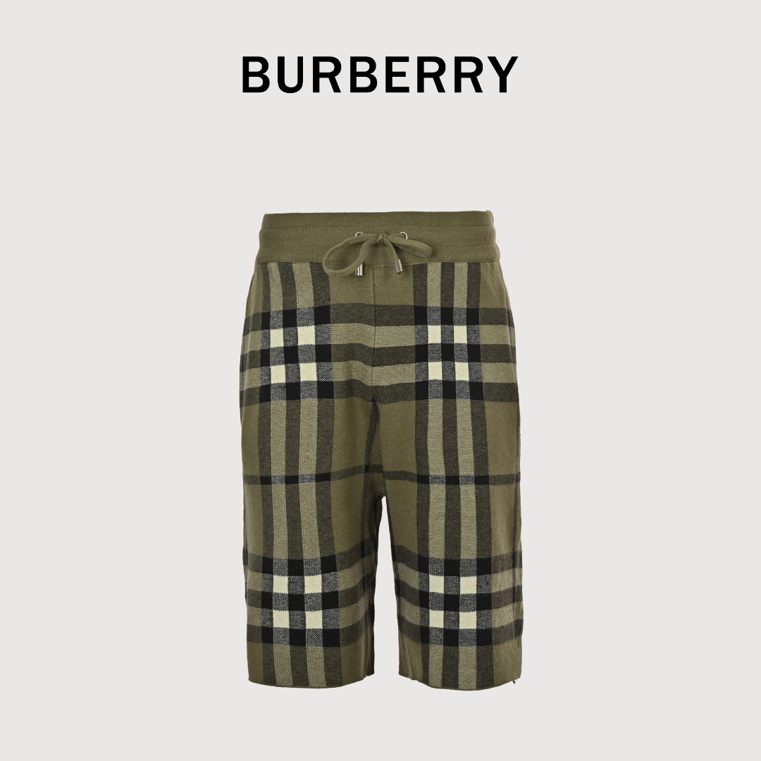 本地自取💰 180 巴宝莉/Burberry 24ss经典大格纹针织短裤 -采用定制针织一体的条纹面料 威化布织法 提花针织工艺 版型紧致立体 4杠拼接 定制裤绳五金质感强上身舒适透气 凹凸有型的立体感 经典的条纹 是品牌永恒不变的定律 在每一年的秀场中 都会运用到条纹的服装 男女同款夏日必备。原版开模 ZP开发完美还原原版 大厂制作 非市面小厂出品 精细走线 顶级工艺欢迎对比 领标 吊牌. 洗水标定制全套辅料 专属Logo包装 颜色:卡色 绿色 Size：S-L