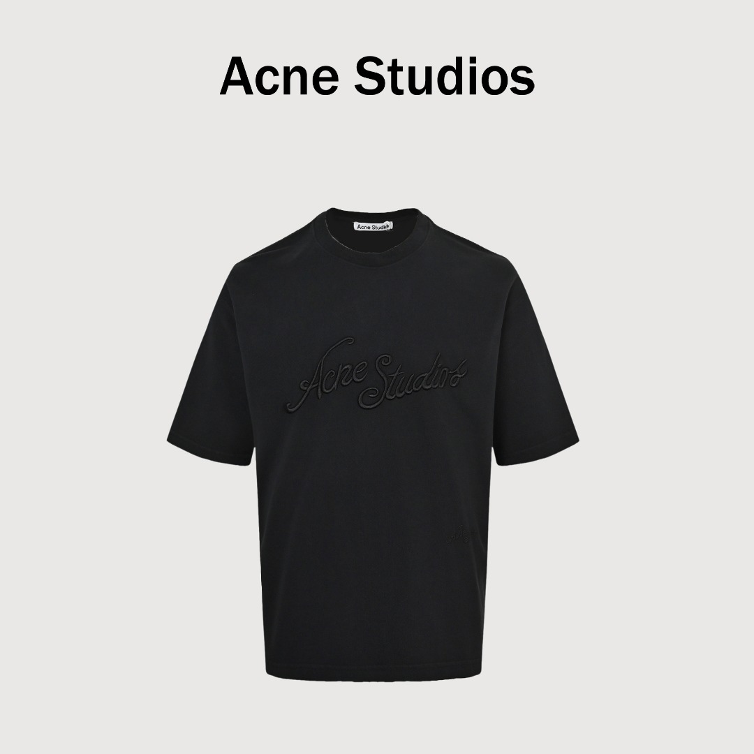 本地自取💰150
Acne Studios 25SS 字母刺绣短袖T恤
选用280g双纱面料 定染高密螺纹 成衣水洗质感十足 正面为笑脸贴布绣花 背部领子笑脸刺绣 拼接处均为三针五线 细节满满 宽松版型
尺码:S-XL
