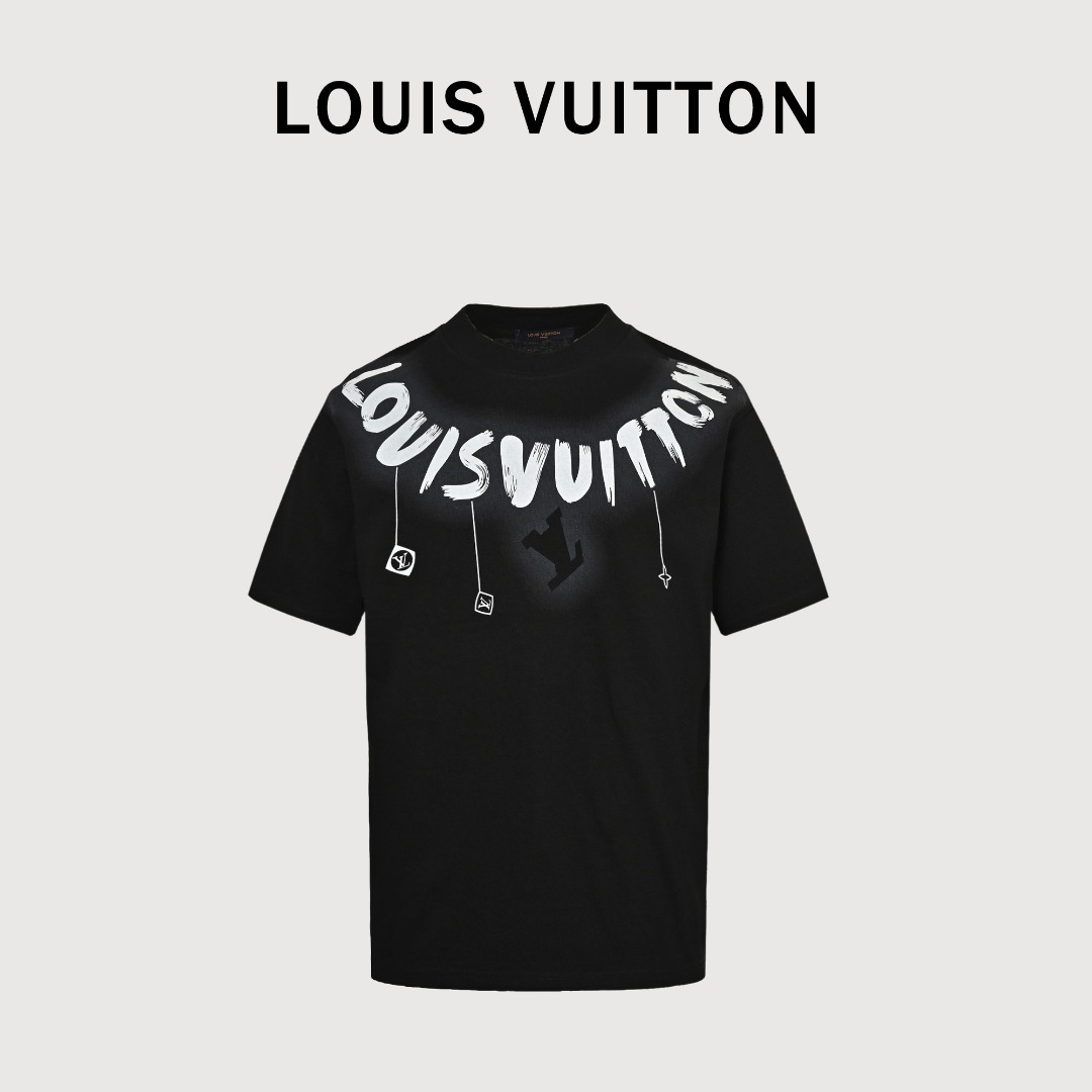 本地自取💰140
Louis Vuitton/路易威登 25ss 领口涂鸦字母印花短袖
同缸定织定染原版同色螺纹
领口进口机器印花直喷工艺
内里包边包条做工高版本
细节完美 版型宽松 良心制作
耐高温 不会掉 可机洗
大厂流水做工 包条双针走线工整
Size:xs-L