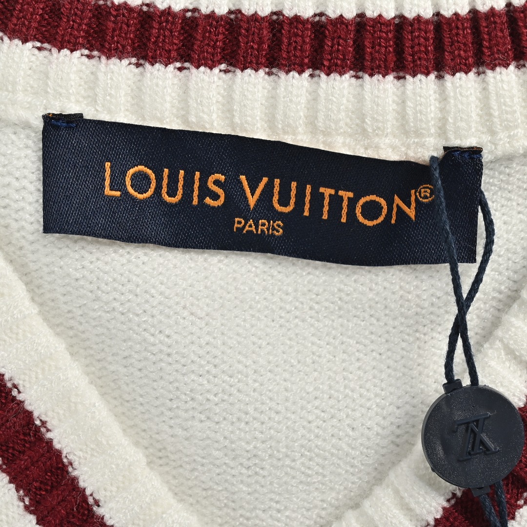 本地自取 💰140 
Louis Vuitton/路易威登 25ss 徽章撞色字母刺绣针织马甲
经典针织服饰是形塑品牌简约凝练的美学理念中必不可少的一环。条纹织带便是其中具有辨识度的一个元素。这款马甲采用羊毛混纺面料精制而成，胸口品牌字母小标刺绣设计。学院风V领设计。百搭潮流，男女同款！
Size:XS-L