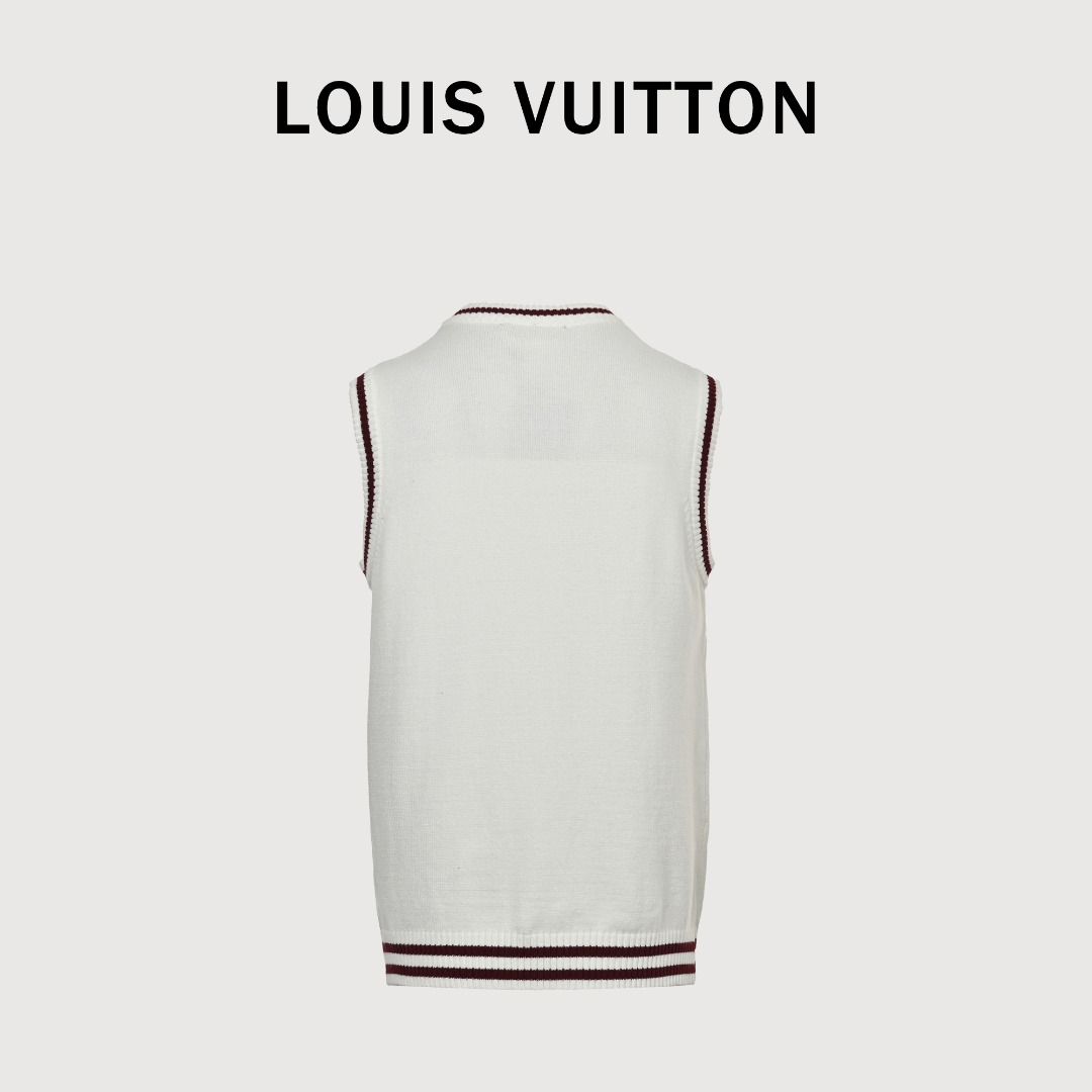 本地自取 💰140 
Louis Vuitton/路易威登 25ss 徽章撞色字母刺绣针织马甲
经典针织服饰是形塑品牌简约凝练的美学理念中必不可少的一环。条纹织带便是其中具有辨识度的一个元素。这款马甲采用羊毛混纺面料精制而成，胸口品牌字母小标刺绣设计。学院风V领设计。百搭潮流，男女同款！
Size:XS-L
