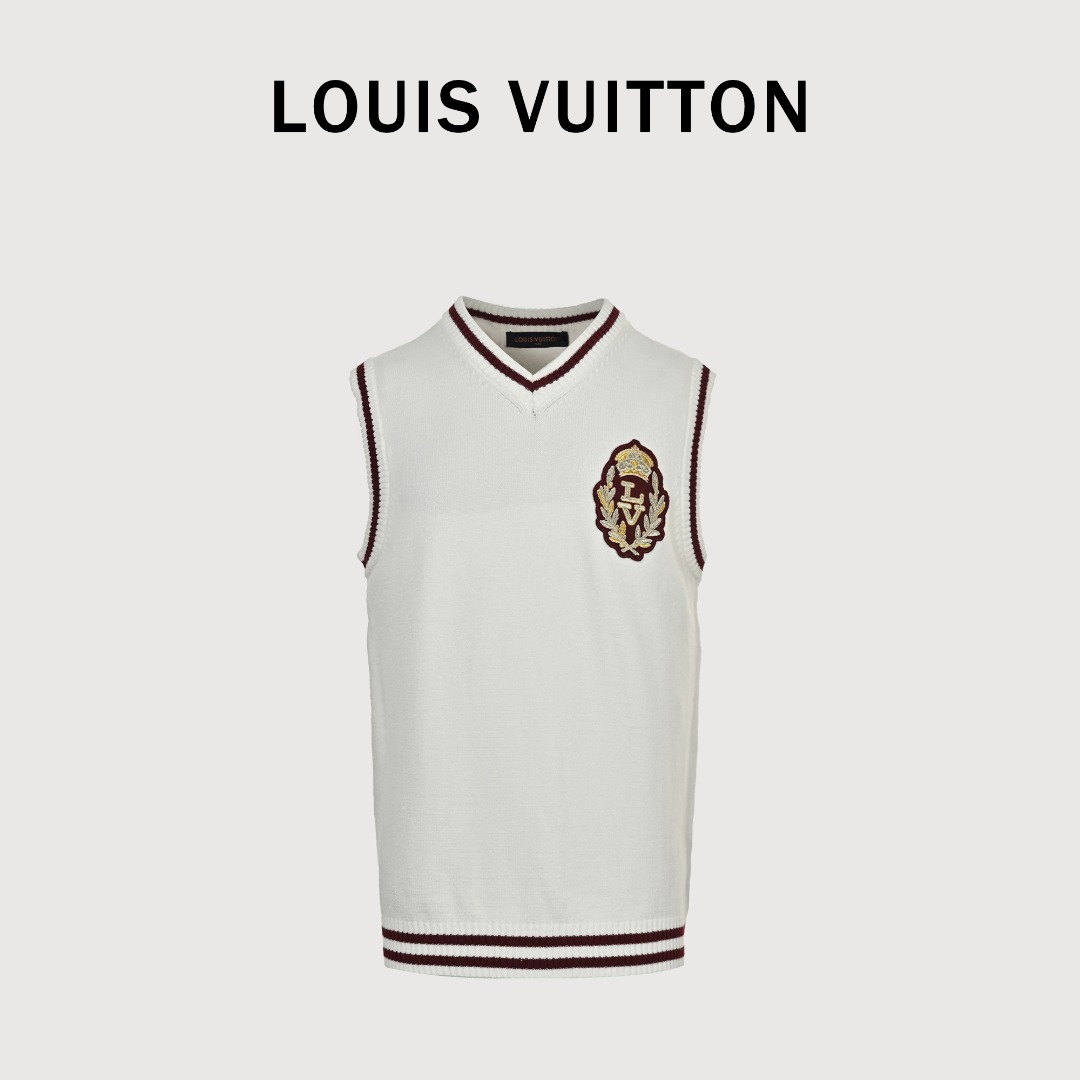 本地自取 💰140 
Louis Vuitton/路易威登 25ss 徽章撞色字母刺绣针织马甲
经典针织服饰是形塑品牌简约凝练的美学理念中必不可少的一环。条纹织带便是其中具有辨识度的一个元素。这款马甲采用羊毛混纺面料精制而成，胸口品牌字母小标刺绣设计。学院风V领设计。百搭潮流，男女同款！
Size:XS-L