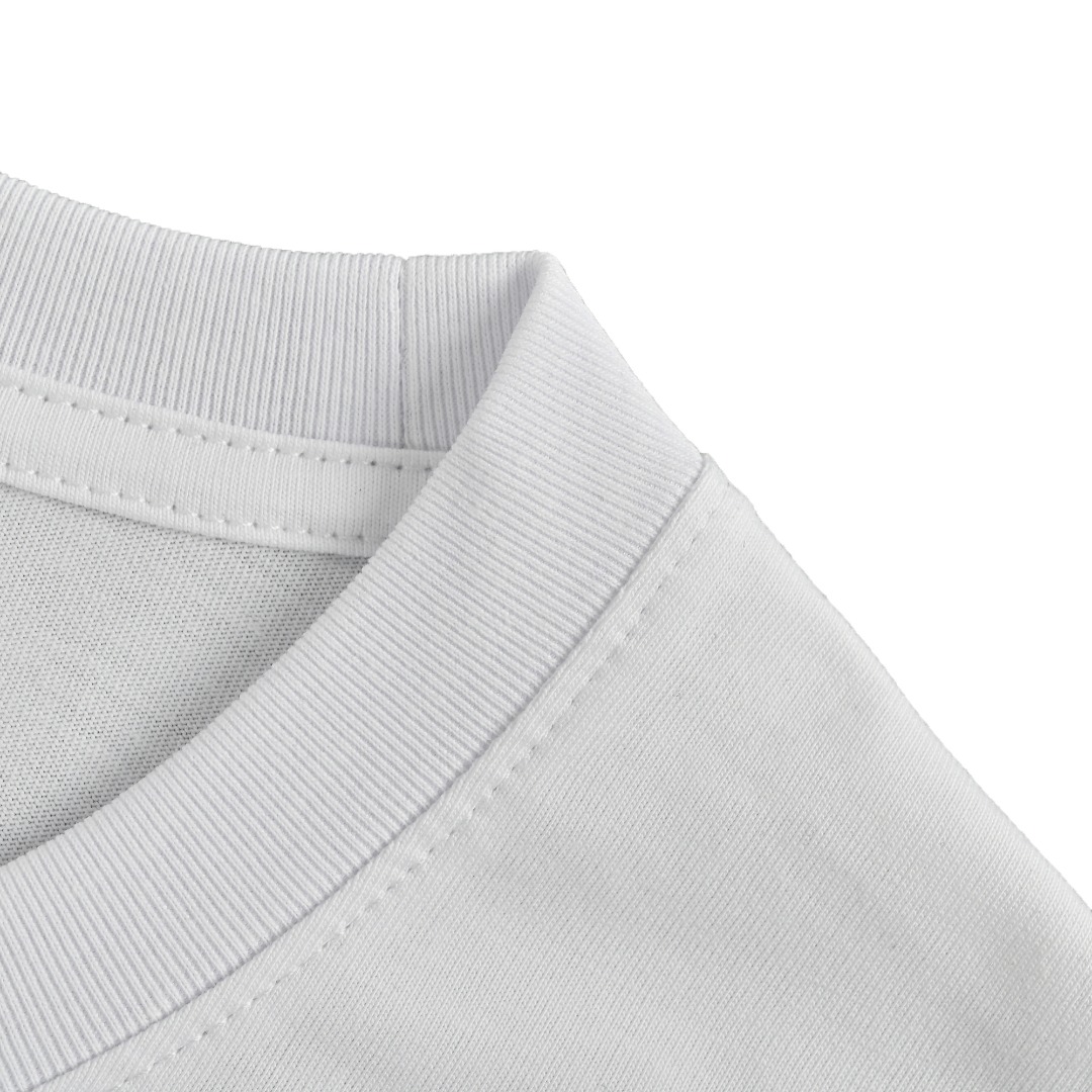 本地自取💰160 Chrome Hearts/克罗心 25ss 竖排十字卷轴梵文印花短袖 面料采用190克重精梳棉，定制32支1*1螺纹，成衣两遍水洗处理，面料舒适亲肤无异感，定制定染面料，纺织密度高，垂感佳，不易变形，厚织感加上紧密纺纱工艺，不会影响面料的透气性，成色的饱和度很高，进口数码直喷印花工艺，百搭好看的一款短袖，宽松版型遮肉显瘦不挑人 Size：S-L