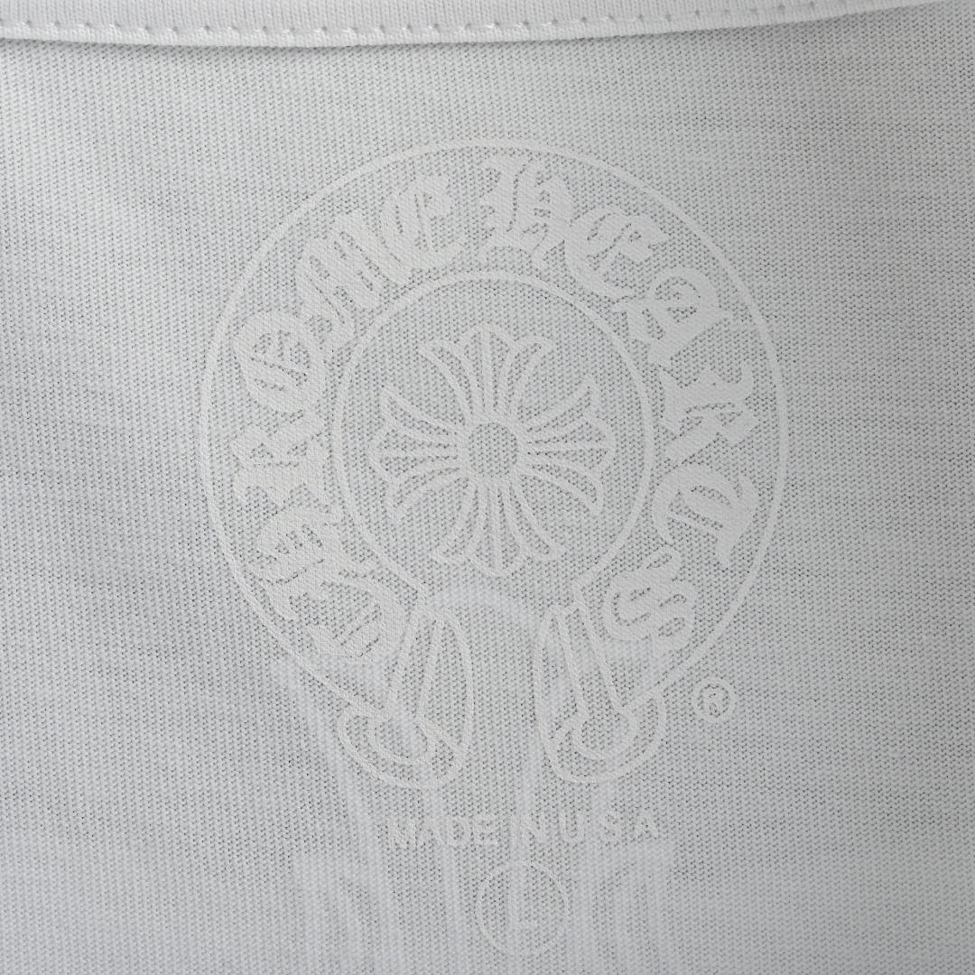 本地自取💰160 Chrome Hearts/克罗心 25ss 竖排十字卷轴梵文印花短袖 面料采用190克重精梳棉，定制32支1*1螺纹，成衣两遍水洗处理，面料舒适亲肤无异感，定制定染面料，纺织密度高，垂感佳，不易变形，厚织感加上紧密纺纱工艺，不会影响面料的透气性，成色的饱和度很高，进口数码直喷印花工艺，百搭好看的一款短袖，宽松版型遮肉显瘦不挑人 Size：S-L