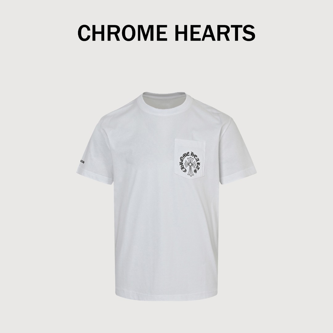 本地自取💰160 Chrome Hearts/克罗心 25ss 竖排十字卷轴梵文印花短袖 面料采用190克重精梳棉，定制32支1*1螺纹，成衣两遍水洗处理，面料舒适亲肤无异感，定制定染面料，纺织密度高，垂感佳，不易变形，厚织感加上紧密纺纱工艺，不会影响面料的透气性，成色的饱和度很高，进口数码直喷印花工艺，百搭好看的一款短袖，宽松版型遮肉显瘦不挑人 Size：S-L