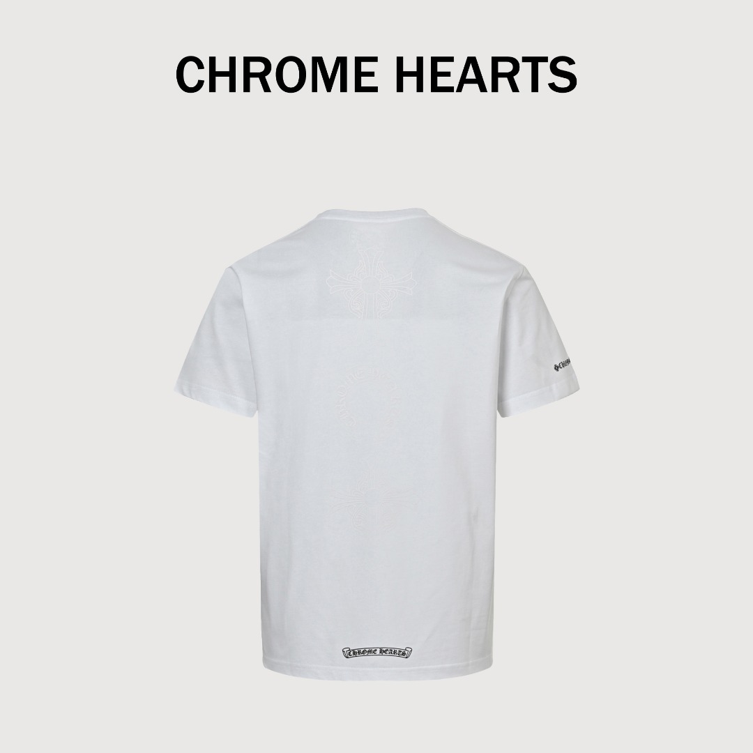 本地自取💰160 Chrome Hearts/克罗心 25ss 竖排十字卷轴梵文印花短袖 面料采用190克重精梳棉，定制32支1*1螺纹，成衣两遍水洗处理，面料舒适亲肤无异感，定制定染面料，纺织密度高，垂感佳，不易变形，厚织感加上紧密纺纱工艺，不会影响面料的透气性，成色的饱和度很高，进口数码直喷印花工艺，百搭好看的一款短袖，宽松版型遮肉显瘦不挑人 Size：S-L