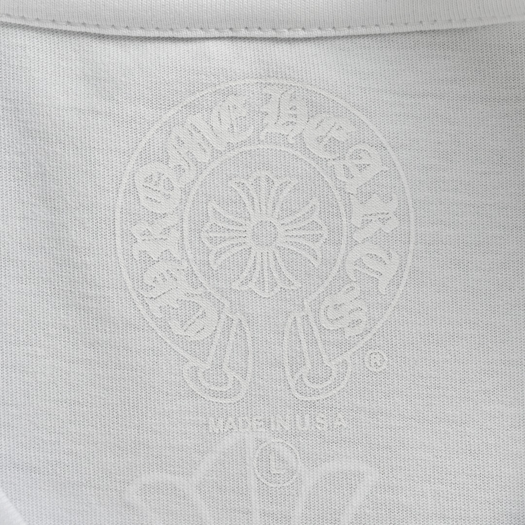 本地自取💰 160 Chrome Hearts/克罗心 25ss 竖排十字花镞印花短袖 面料采用190克重精梳棉，定制32支1*1螺纹，成衣两遍水洗处理，面料舒适亲肤无异感，定制定染面料，纺织密度高，垂感佳，不易变形，厚织感加上紧密纺纱工艺，不会影响面料的透气性，成色的饱和度很高，进口数码直喷印花工艺，百搭好看的一款短袖，宽松版型遮肉显瘦不挑人 Size：S-L