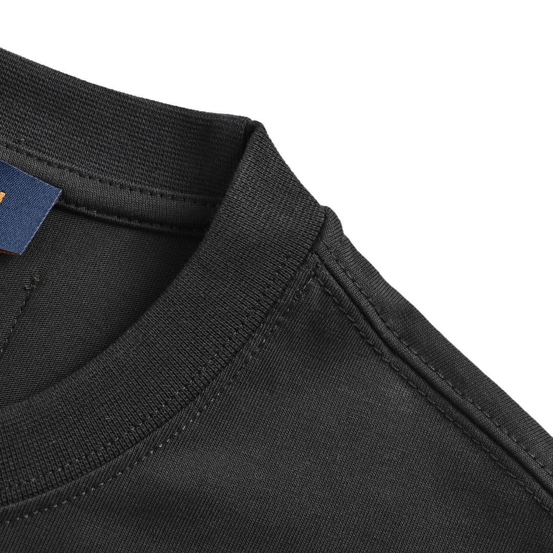 本地自取💰220
LouisVuitton/路易威登 海洋动物串珠短袖               
原单大货最后一批，单款爆品市面独家限量发售，从YP到开版复刻历时3个月，这款无数人期待的款终于上架了，串珠由国外工厂人工一比一制作而来，在用人工手工镶嵌在衣服上，大量人力物力才有成品出货，且行且珍惜。（特别注名：禁止机洗）夏季胶囊系列的海滩风情 面料是高克重的纯棉定织 并设计有老花暗纹细节(V特有标识之一)面料与之前猴子短袖一样 质感温厚 着身舒适透气...难点是海洋动物串珠的细节 你们一定要仔细对比 大小与色泽 厚度质感 绝对随意辗压一切版本 水母与虾的须是可以活动的 每只小动物都是饱满立体的造型 精细且精致 泛着柔光泽感 宽松版型裁剪 男生女生任意上身 还原专柜品质 
Size：S-XL