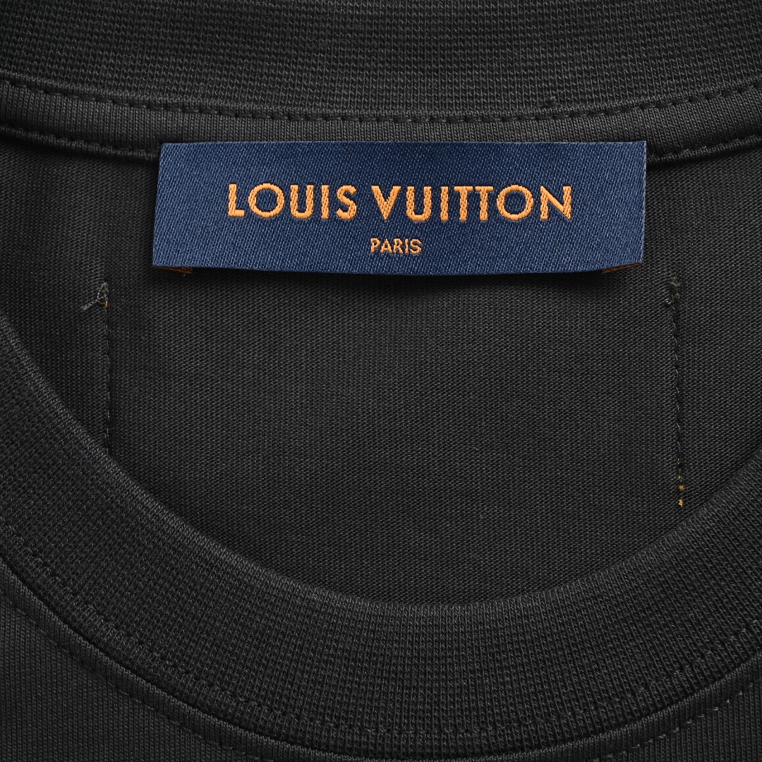 本地自取💰220
LouisVuitton/路易威登 海洋动物串珠短袖               
原单大货最后一批，单款爆品市面独家限量发售，从YP到开版复刻历时3个月，这款无数人期待的款终于上架了，串珠由国外工厂人工一比一制作而来，在用人工手工镶嵌在衣服上，大量人力物力才有成品出货，且行且珍惜。（特别注名：禁止机洗）夏季胶囊系列的海滩风情 面料是高克重的纯棉定织 并设计有老花暗纹细节(V特有标识之一)面料与之前猴子短袖一样 质感温厚 着身舒适透气...难点是海洋动物串珠的细节 你们一定要仔细对比 大小与色泽 厚度质感 绝对随意辗压一切版本 水母与虾的须是可以活动的 每只小动物都是饱满立体的造型 精细且精致 泛着柔光泽感 宽松版型裁剪 男生女生任意上身 还原专柜品质 
Size：S-XL