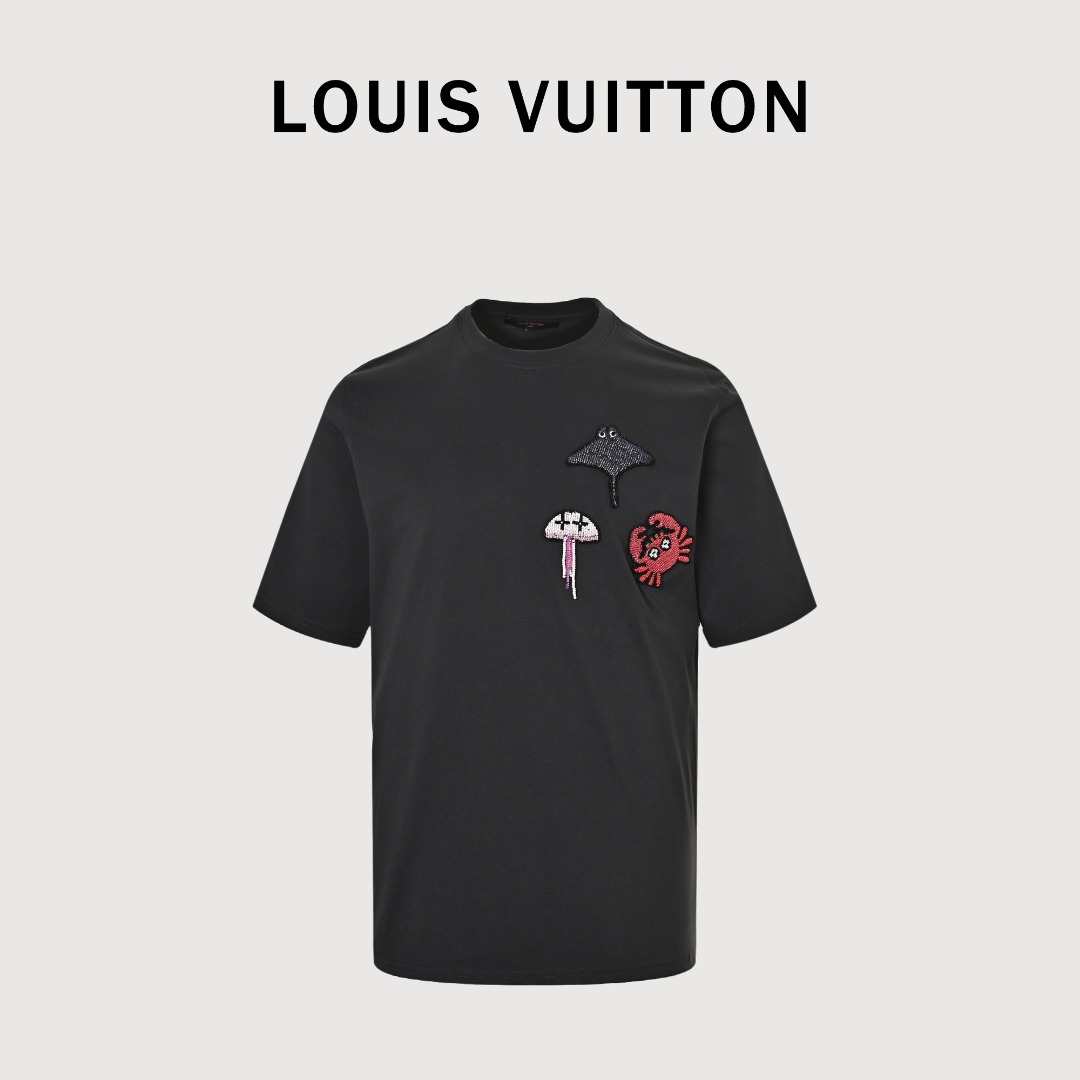 本地自取💰220
LouisVuitton/路易威登 海洋动物串珠短袖               
原单大货最后一批，单款爆品市面独家限量发售，从YP到开版复刻历时3个月，这款无数人期待的款终于上架了，串珠由国外工厂人工一比一制作而来，在用人工手工镶嵌在衣服上，大量人力物力才有成品出货，且行且珍惜。（特别注名：禁止机洗）夏季胶囊系列的海滩风情 面料是高克重的纯棉定织 并设计有老花暗纹细节(V特有标识之一)面料与之前猴子短袖一样 质感温厚 着身舒适透气...难点是海洋动物串珠的细节 你们一定要仔细对比 大小与色泽 厚度质感 绝对随意辗压一切版本 水母与虾的须是可以活动的 每只小动物都是饱满立体的造型 精细且精致 泛着柔光泽感 宽松版型裁剪 男生女生任意上身 还原专柜品质 
Size：S-XL