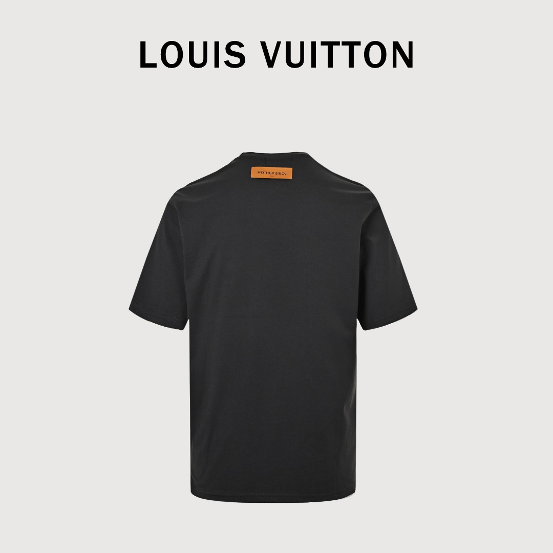 本地自取💰220
LouisVuitton/路易威登 海洋动物串珠短袖               
原单大货最后一批，单款爆品市面独家限量发售，从YP到开版复刻历时3个月，这款无数人期待的款终于上架了，串珠由国外工厂人工一比一制作而来，在用人工手工镶嵌在衣服上，大量人力物力才有成品出货，且行且珍惜。（特别注名：禁止机洗）夏季胶囊系列的海滩风情 面料是高克重的纯棉定织 并设计有老花暗纹细节(V特有标识之一)面料与之前猴子短袖一样 质感温厚 着身舒适透气...难点是海洋动物串珠的细节 你们一定要仔细对比 大小与色泽 厚度质感 绝对随意辗压一切版本 水母与虾的须是可以活动的 每只小动物都是饱满立体的造型 精细且精致 泛着柔光泽感 宽松版型裁剪 男生女生任意上身 还原专柜品质 
Size：S-XL