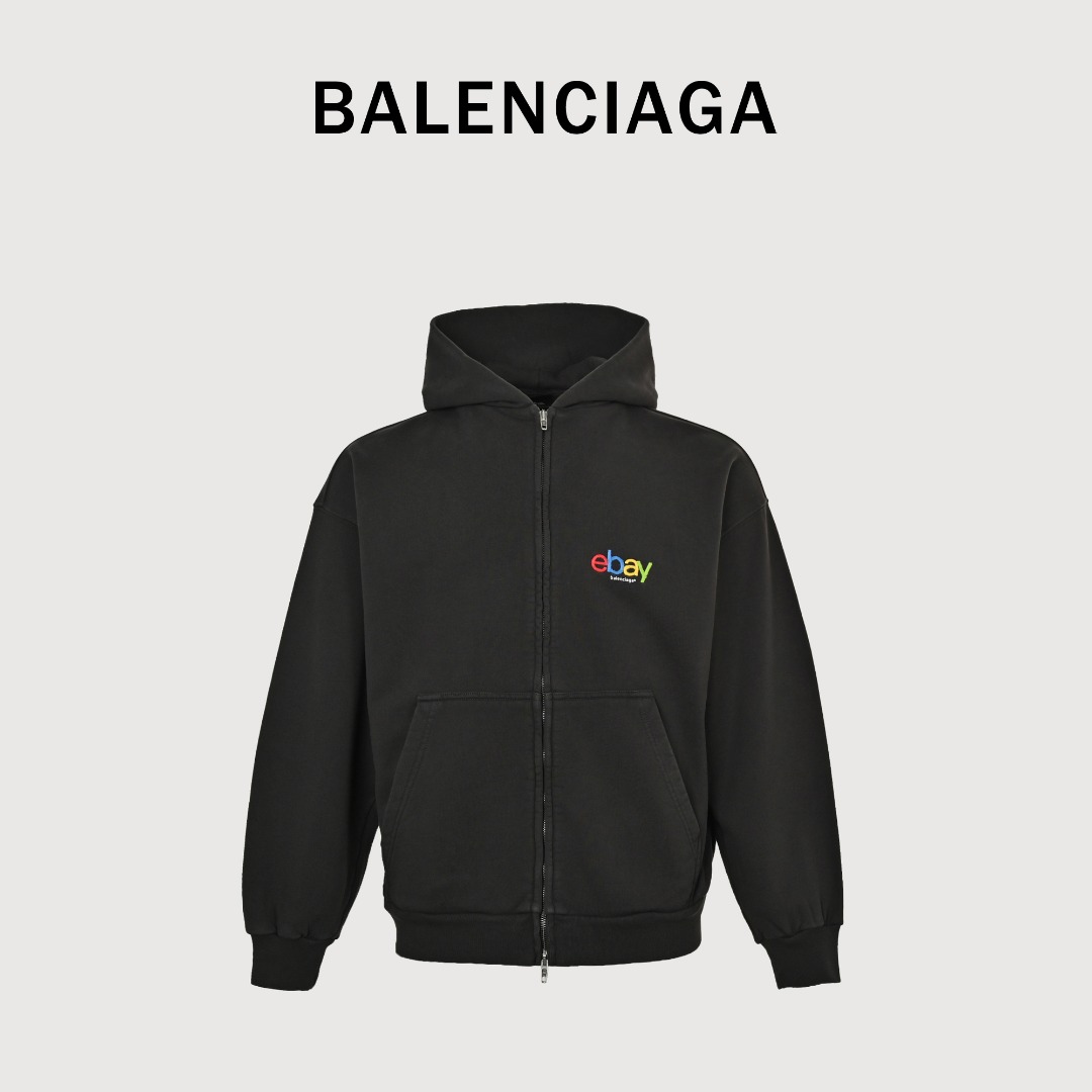 Balenciaga/巴黎世家 24Fw eaby刺绣连帽外套 面料方面是单独定制纯棉32支面料,放大看纹路支数跟原版无差,面料非常细腻,摸上去有种麂皮的质感,所以一口气定了12条布,定织定染完成,面料克重洗后500-520G浮动,32/S 精梳棉,紧密赛络纺,整体的面料布纹清晰,这一款做了食毛处理,在胚布阶段就把面上的浮毛去除,以此来达到手感干爽顺滑,底部的鱼鳞整齐有序,手感厚实,纹理明显且细腻的最优面料效果.绣花均为最新款百灵达绣花机制作,总数3000多针,共计四个颜色,光在开货前配线调试机器就需要耗费几个小时的时间,直接在工厂包机调试效果,在刺绣的LOGO下方,还有一排微小的“balenciaga”字母,胶浆印花,对这个小花一直在研究,因为太小了,稍微改动一点则每一版都不同,尤其是圆圈里的“R”做的都是非常漂亮居中的,同时也对先印花再绣花的工艺进行了研究,发现每一件原版位置上会有细微的区别,这是因为在绣花上机工人铺片纯人工的情况下,会有微微的一点误差,这是非常小的,误差控制到了一两毫米,比每一件原版控制的要更加准确,刺绣制作完毕后,再进行手工吊磨处理,把完整立体的刺绣再进行磨边处理,形成糜烂乱线的艺术效果,最后再进行成衣洗水制作,通过后道的水洗处理把口袋的褶皱+拉链处的做旧效果洗出,不单单就是丢进去滚一滚就敷衍了事,都有通过加注软油来追求最顺滑的手感,五金拉链方面,开模制作b家作旧五金拉链、细齿牙,拉头前面带刻字,辅料洗标定制文档白底黑字,主标为常规主唛全部定制,男女同款