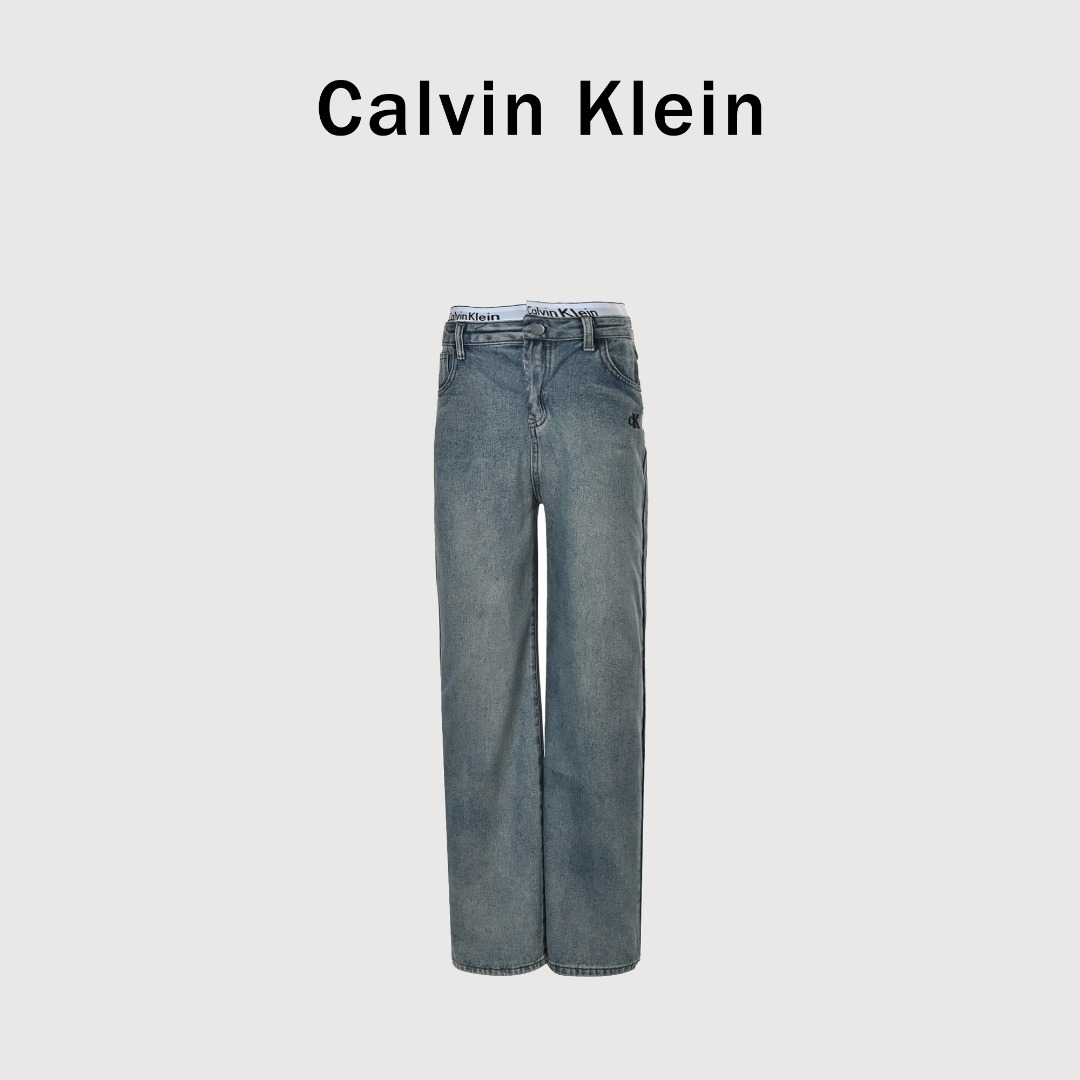 本地自取 💰240 Calvin Klein/CK 双腰提花织带牛仔裤 拼接经典的裤衩子边边，真好看，慵懒松弛中透露着精致的感觉，怎么搭都行！春夏百搭单品！修饰腿型，闭眼冲就对了！双腰假两件直筒设计，又辣又欲，拍照出街都好看！ Size:M-XL