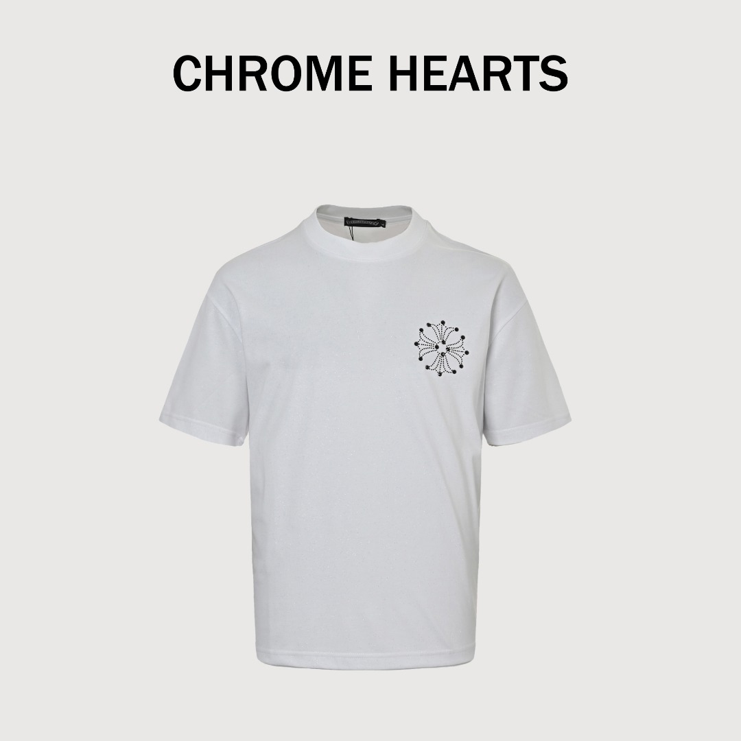 Chrome Hearts/克罗心 25ss 烫钻logo闪粉短袖 火出圈的星光短袖谁能抵抗!Blingbling的料子就像把银河穿在身上! CH真的高级出圈了!上身抵挡不住的闪耀,身前logo采用全新贴饰工艺,个性精致 面料采用300g双纱爽滑面料,经过高温预缩处理,配套同缸1✖1螺纹,反复水洗都不易变形!定位裁剪Oversize版型,上身宽松显瘦,搭配进口中东奥钻,高温烫钻不易脱落超级精致,简直就是克罗心中的天花板!