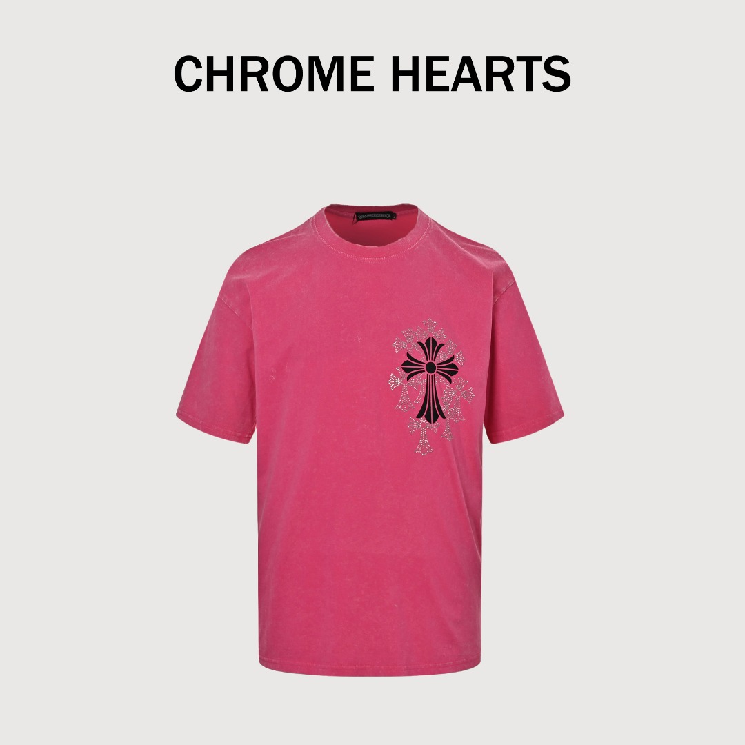 Chrome Hearts/克罗心 25ss 烫钻十字架水短袖 300克双纱纯棉短袖,风很大的情侣色,不得不说彩色真的是令人心情愉悦!高级男友黑,有一种酷酷的做旧美感,同色系穿搭审美也并不会疲劳! 版型刚刚好,不会过分肥大,又能完美修饰身形,搭配同缸1×1螺纹,不起球不缩水,质量杠杠的,反复水洗都不会变形! 高温烫钻不易脱落,简直就是克罗心中的天花板
