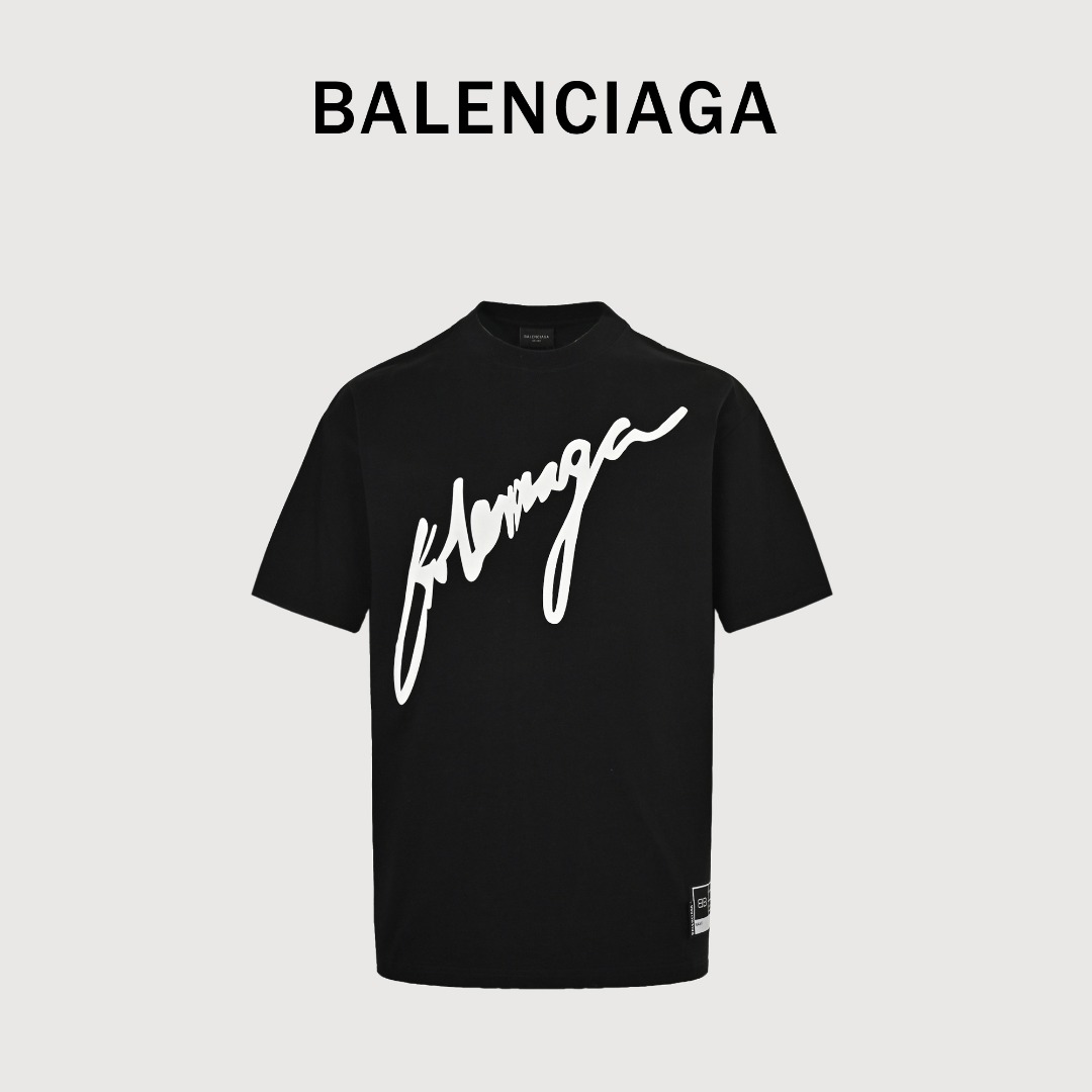 本地自取💰140 .Balenciaga/巴黎世家 草写字母印花圆领短袖 采用双纱平纹，100%棉，32支双纱棉高密布，面料用的是国产新疆优质棉纱，新疆棉花是国产棉花中公认的优等材料。大身前后都有印花，两套菲林版，手工丝网印刷，细腻无毛拉，前片后片拉回合衣服，同缸订染螺纹，所到之处全部定做，袖子拆掉分析面料，在倍镜下，无论是支数还是股数都完全相同，原版一致的丝网印刷，首先是手感平滑细腻，印花下可以清楚透露面料纹路，我们选用进口水性胶浆更准确，准确的菲林印刷位置，前片领口到下68线，后片领口到下25线，只有精准的操作才能左右完美贴合，大小完全一致。 size：S-L