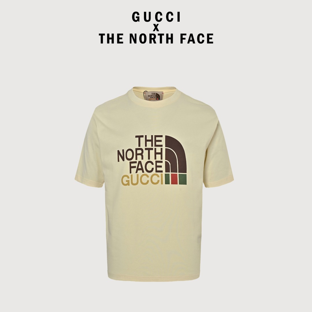 本地自取💰130 Gucci & The North Face 联名款印花logo短袖 第一时间4800上海专柜购入ZP，Gucci与北面推出的重磅联名款式，火热成都不言而喻。面料采用定织定染40支250g双纱面料，面料经过水洗预缩水，印花工艺为丝网印花，工艺是胶浆印花，细节还原高达100% ，区别市场一种印花工艺，定制全新联名主唛带防伪芯片，粉色吊牌，从面料、辅料、工艺上远远区别市看图版本‼️ 003 Size：s-xxl