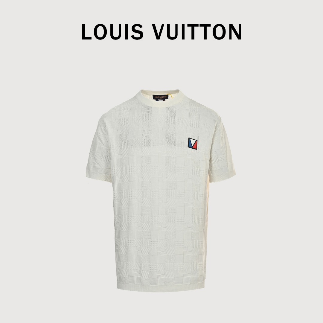 LOUIS VUITTON/路易威登LV 25ss胸前硅酮贴饰提花针织短袖 螺纹衣领、袖口及下摆,经典版型 纯棉质材质毛料 采用14S细针织片,针织毛料由纯棉纤维制成,具有柔软、舒适、透气、吸湿等特性.其纤维结构紧密、柔软,使得其穿着起来非常舒适,不会刺激皮肤.同时吸湿性和透气性也非常好,能够有效地排汗,保持身体干爽.