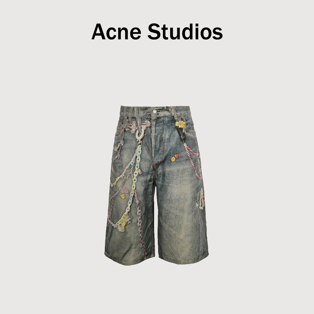 本地自取💰260 Acne Studios 25ss 糖果链条七分牛仔短裤 这款裤子不属于真的牛仔裤,表面的牛仔斜纹和水洗泼墨全部以印花工艺呈现非常逼真,裤子采用纯棉米白色珠地布再进行印花,带有季节性错视视觉“钥匙扣”印花,采用喷墨颜料和脏矿物色调,电脑排版使用激光切割将每个裁片高效精准分离,后期手工熨烫/剪裁/缝制处理,腰身裤型版型数据同步还原一致,整体版型比以往的Baggy更加贴合亚洲人的身形,恰到好处的脚围却不易踩脚跟,采取3D冷转移印工艺,确保牛仔布料拥有与传统牛仔相同的质地和手感,利用3D打印技术,还原原版色彩饱和度,精准控制牛仔布料的厚度和纹理,使用先进的3D打印机逐层打印牛仔布料,直至完成整个部件,通过电脑排版使用激光切割方式将每个裁片高效准分离,经过熨烫、剪裁、缝制等工序,将部件组装成完整的牛仔单品,整条裤子是裁片后再精准印花缝合的每一面,每一处都精确到毫米级别的对应,里程碑式的出品 Size:46 48 50 52