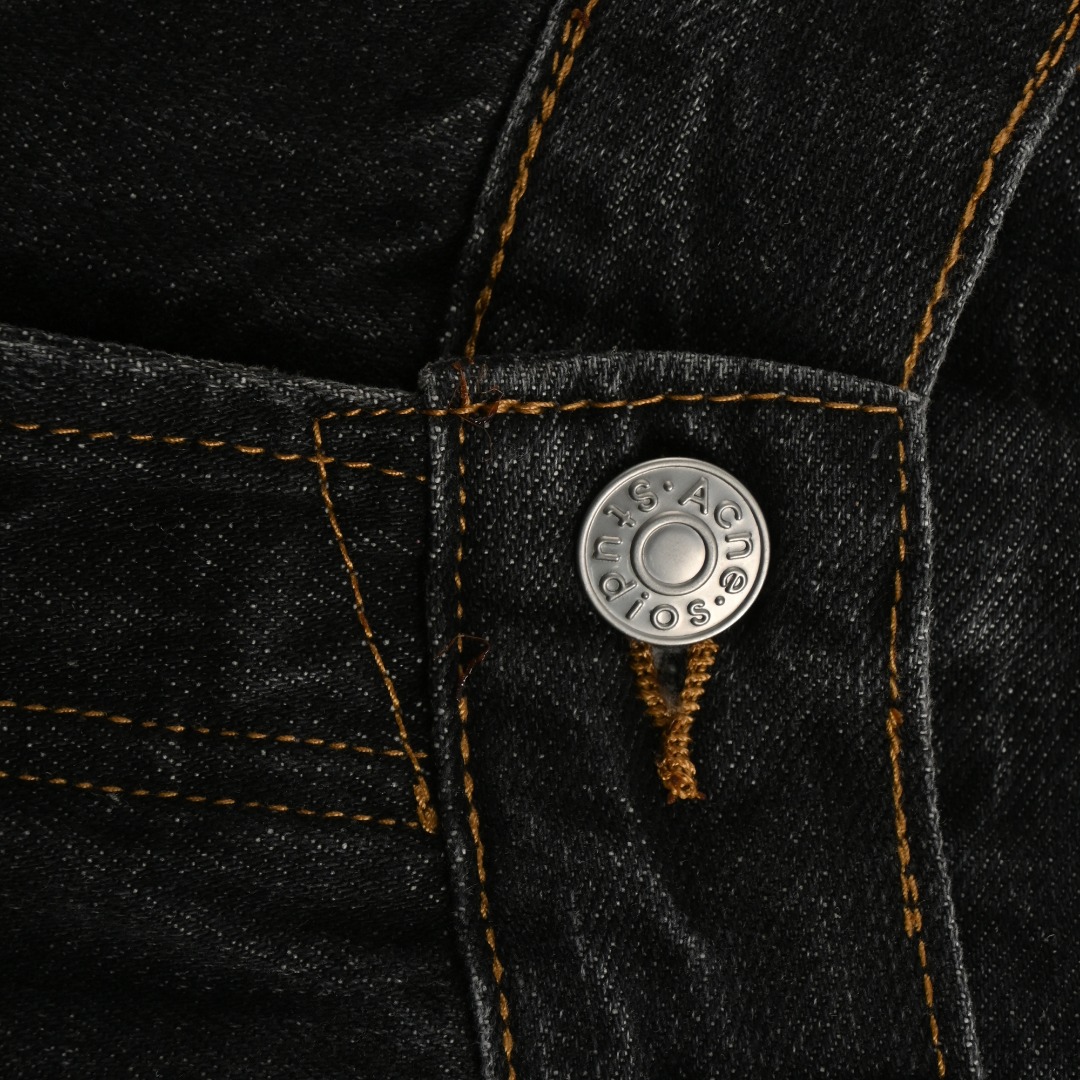 本地自取💰230 Acne Studios 25ss 泼墨七分牛仔短裤 这款牛仔的洗水颜色绝对是众多牛仔裤里独一无二的颜色存在,它有着棕+灰+烟灰三种 色调组成,减去了以往过于浮夸的做旧质感 ,将主色调的颜色呈现在眼前,不仅绝对百搭通勤以外,同时它本身的颜色也是独一无二的存在,非常推荐入手,极其好看好穿,整条裤子的工艺比起过往的裤子工艺成本更高,首先要将本白胚布做成成裤,再将成裤进行成衣染色,最难的点就在于成衣染色后的裤子,还需要做一些水洗褪色的工艺,因为熟知的成衣染色过后的衣服,很容易掉色,所以在很容易掉色的基础上还要要做出与原版相同的做旧质感以及控制最终裤子,整体的颜色呈现,进口12.5盎司加厚牛仔布,保持版型的同时,拥有超强的耐磨性质,全身的钉扣和后腰皮牌,三标均为订制,微喇版型配置更为适合日常的穿搭所需,临摹手绘泼墨,笔触一致,还原艺术感 Size:46 48 50