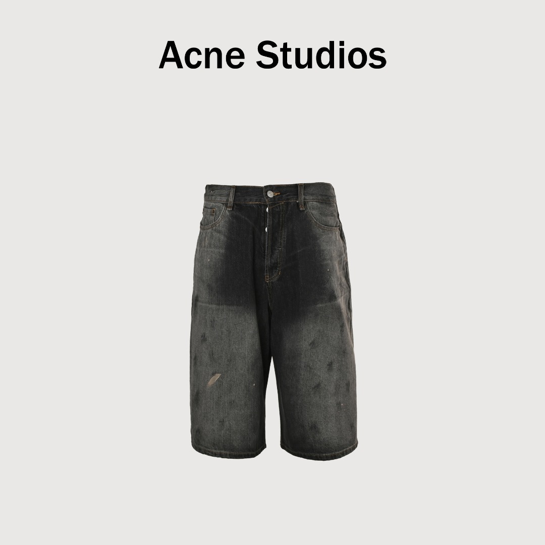 本地自取💰230 Acne Studios 25ss 泼墨七分牛仔短裤 这款牛仔的洗水颜色绝对是众多牛仔裤里独一无二的颜色存在,它有着棕+灰+烟灰三种 色调组成,减去了以往过于浮夸的做旧质感 ,将主色调的颜色呈现在眼前,不仅绝对百搭通勤以外,同时它本身的颜色也是独一无二的存在,非常推荐入手,极其好看好穿,整条裤子的工艺比起过往的裤子工艺成本更高,首先要将本白胚布做成成裤,再将成裤进行成衣染色,最难的点就在于成衣染色后的裤子,还需要做一些水洗褪色的工艺,因为熟知的成衣染色过后的衣服,很容易掉色,所以在很容易掉色的基础上还要要做出与原版相同的做旧质感以及控制最终裤子,整体的颜色呈现,进口12.5盎司加厚牛仔布,保持版型的同时,拥有超强的耐磨性质,全身的钉扣和后腰皮牌,三标均为订制,微喇版型配置更为适合日常的穿搭所需,临摹手绘泼墨,笔触一致,还原艺术感 Size:46 48 50