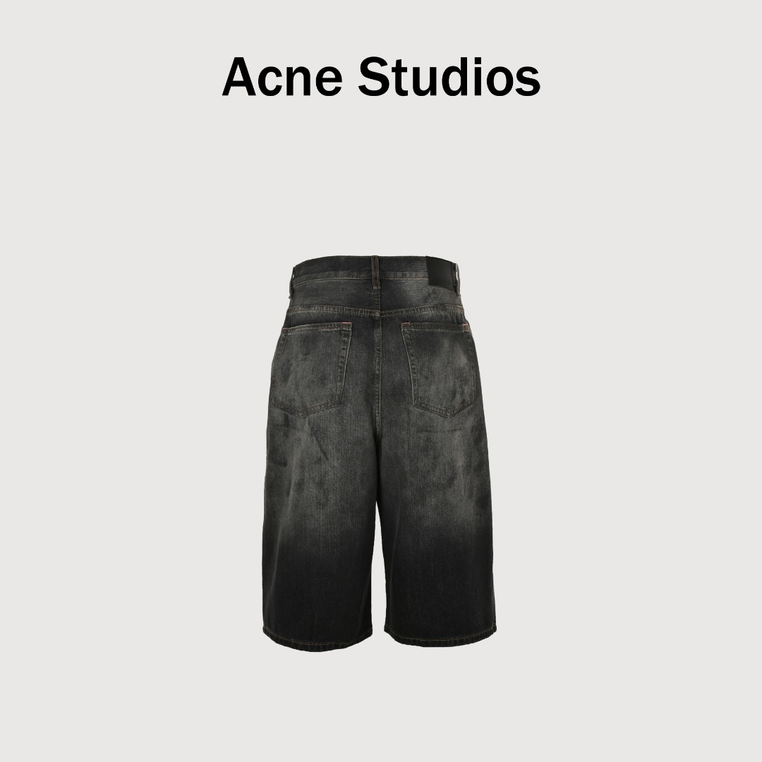本地自取💰230 Acne Studios 25ss 泼墨七分牛仔短裤 这款牛仔的洗水颜色绝对是众多牛仔裤里独一无二的颜色存在,它有着棕+灰+烟灰三种 色调组成,减去了以往过于浮夸的做旧质感 ,将主色调的颜色呈现在眼前,不仅绝对百搭通勤以外,同时它本身的颜色也是独一无二的存在,非常推荐入手,极其好看好穿,整条裤子的工艺比起过往的裤子工艺成本更高,首先要将本白胚布做成成裤,再将成裤进行成衣染色,最难的点就在于成衣染色后的裤子,还需要做一些水洗褪色的工艺,因为熟知的成衣染色过后的衣服,很容易掉色,所以在很容易掉色的基础上还要要做出与原版相同的做旧质感以及控制最终裤子,整体的颜色呈现,进口12.5盎司加厚牛仔布,保持版型的同时,拥有超强的耐磨性质,全身的钉扣和后腰皮牌,三标均为订制,微喇版型配置更为适合日常的穿搭所需,临摹手绘泼墨,笔触一致,还原艺术感 Size:46 48 50
