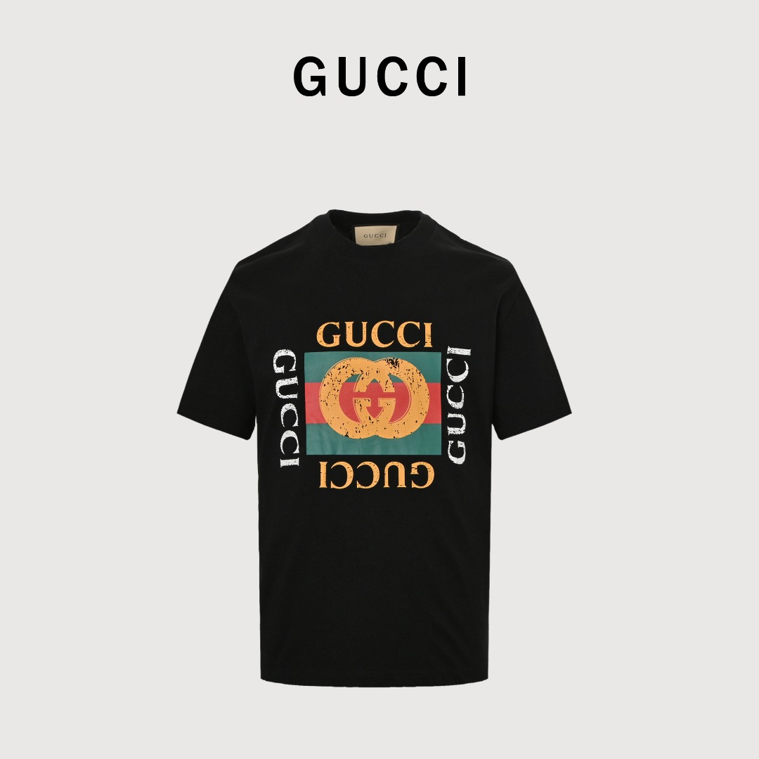 本地自取💰140
Gucci 古驰GUCi复古方块字母印花短袖T恤
甄选长绒棉纱，260g精纺高支重磅定织定染面料，
裁前高温洗水定型，成品再洗柔，穿着感受亲肤棉柔，垂感自然。
专柜同步，微落肩宽松版型，可盐可甜，男女皆宜，超百搭。 
原标。
Size：XS-XL