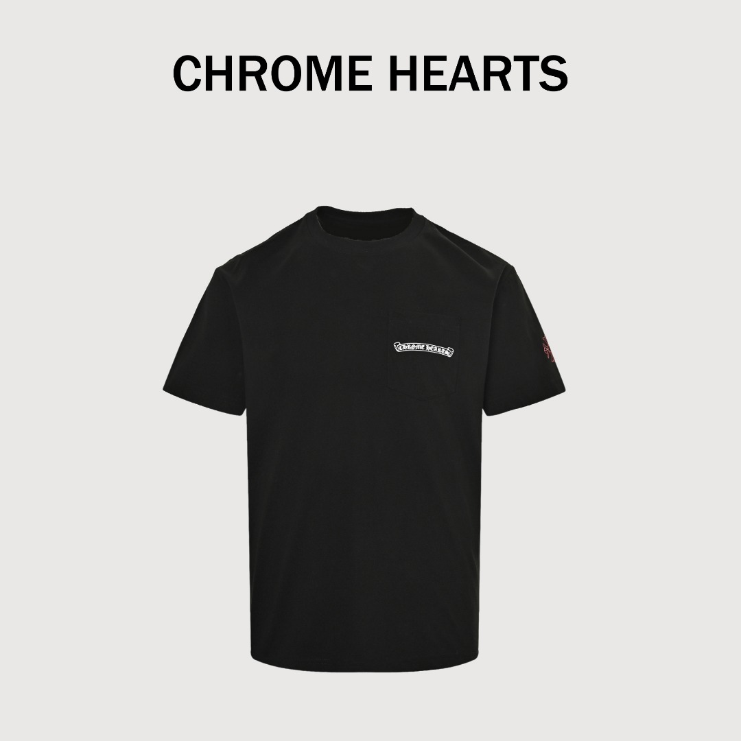 Chrome Hearts/克罗心 24ss 后背红字梵文短袖 面料采用26支OE纱线,区别市面21S纯棉纱线,市场纱线不一样代表着整件衣服提花的形状大小针距都会与原版有所区别,整件衣服有四个颜色,全部按照zp样衣进行打色,面料打色和纱线染色周期约为30天,整件衣服面料全部是由色织提花工艺制作,刺绣线为定染的105D涤丝线,采用进口9号针,整体图案密度和线条弧线基本做到一致,定制辅料三标