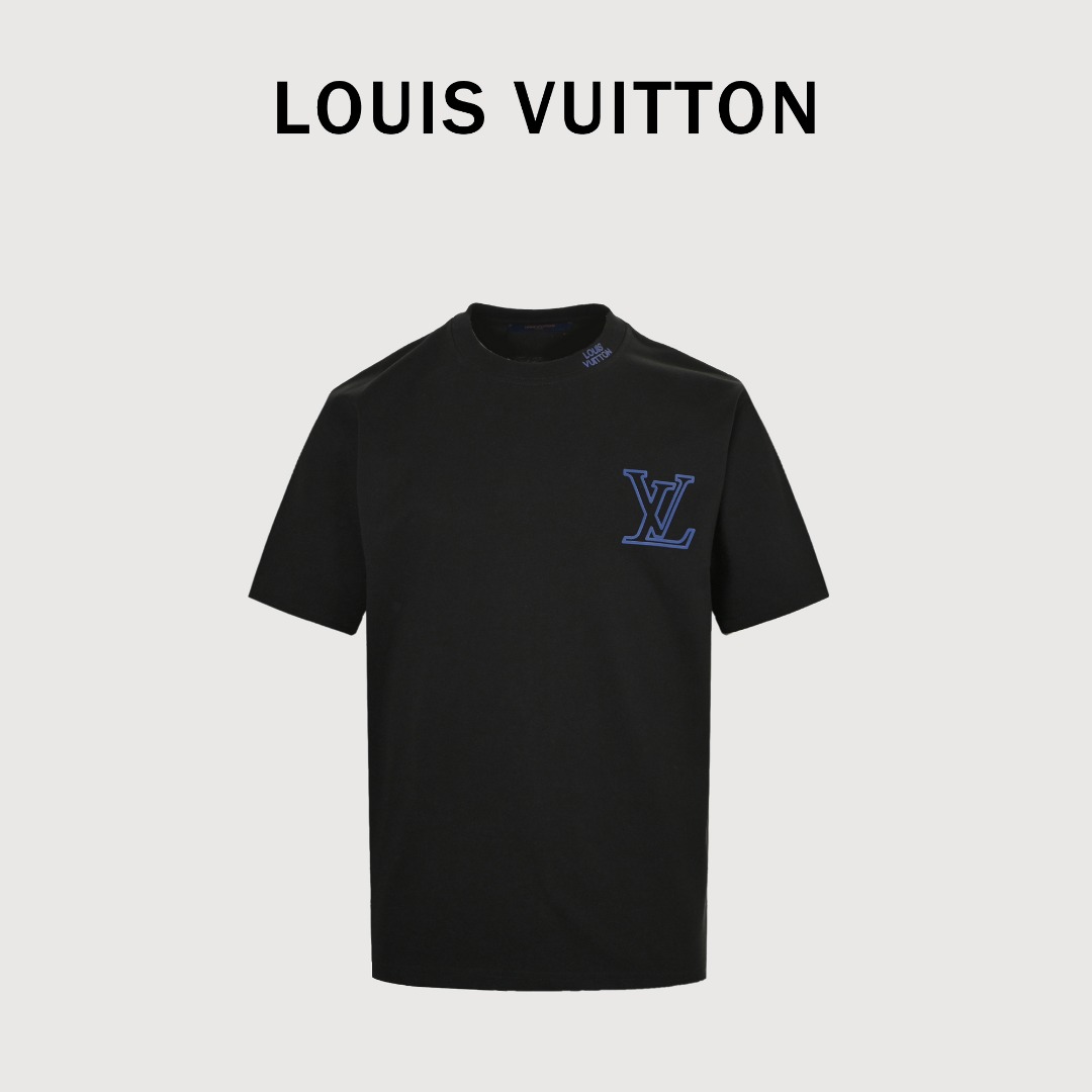 Louis Vuitton/路易威登 25蓝色字母logo印花短袖 客订300g双纱重磅面料,1:1螺纹,手感柔软舒适,上身亲肤透气,垂感佳,印花位置在领口的螺纹和前胸,简约干净设计,整体风格轻松休闲.非常不错的夏日单品!男女同款.宽松版型,各种身材都可驾驭! 颜色:黑色,白色