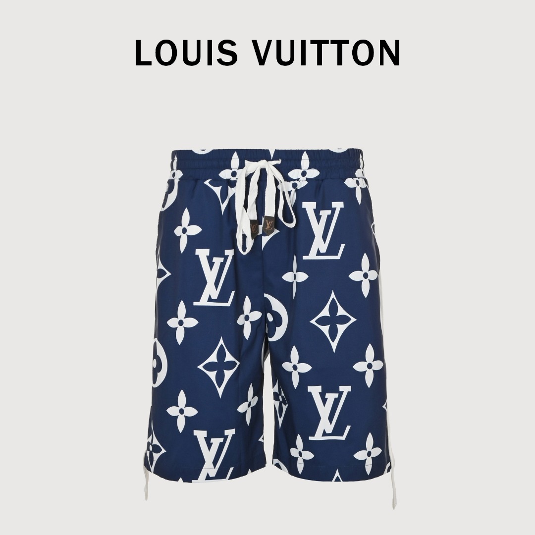 LouisVuitton/路易威登满印老花飘带短裤 客供原版定织面料,面超料赞,爽滑舒适,手感一流,经典老花logo印花长袖外套➕短裤套装,融汇 Monogram 图案的大小拼接,全部都是定位裁片印花,干净深蓝与白色的碰撞摩登十足,动感活力夏日必备休闲款!令满溢运动格调的摩登短款剪裁更为瞩目,1vMonogram 帆布标签包裹抽绳端头,双向拉链传递清爽街头气息