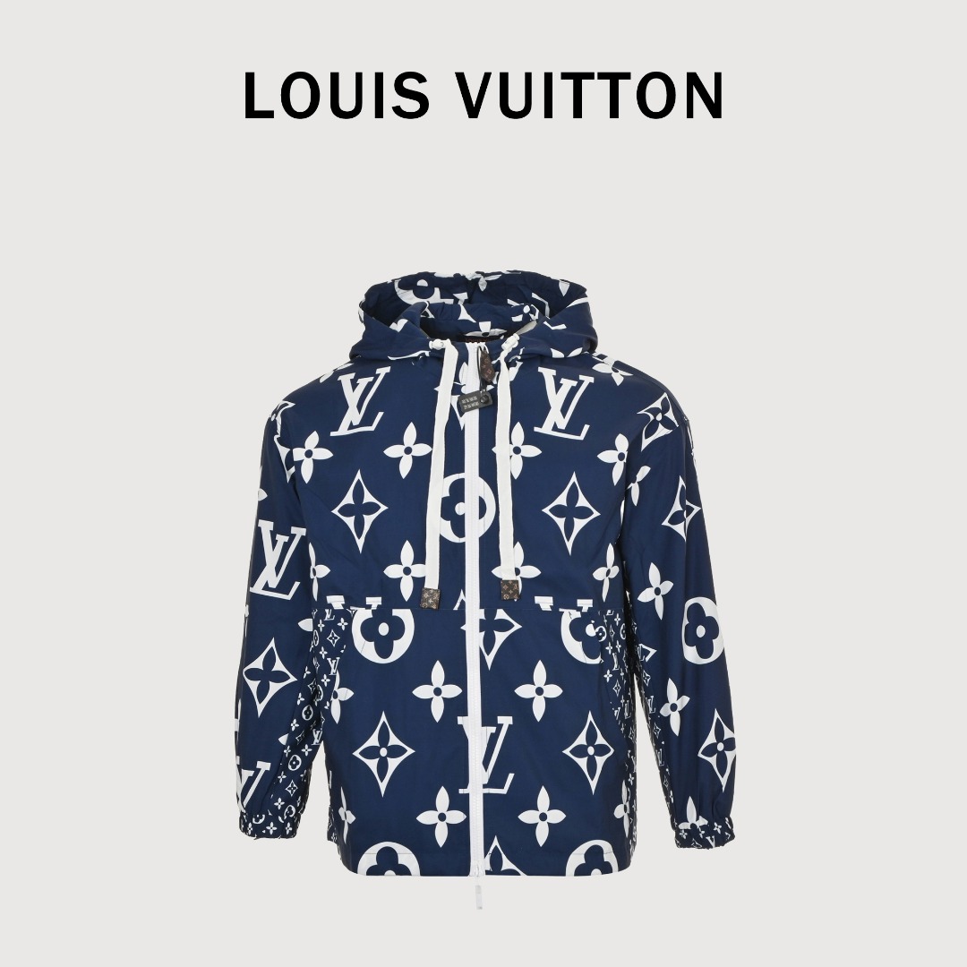 LouisVuitton/路易威登 满印老花风衣外套 客供原版定织面料,面超料赞,爽滑舒适,手感一流,经典老花logo印花长袖外套➕短裤套装,融汇 Monogram 图案的大小拼接,全部都是定位裁片印花,干净深蓝与白色的碰撞摩登十足,动感活力夏日必备休闲款!令满溢运动格调的摩登短款剪裁更为瞩目,1vMonogram 帆布标签包裹抽绳端头,双向拉链传递清爽街头气息
