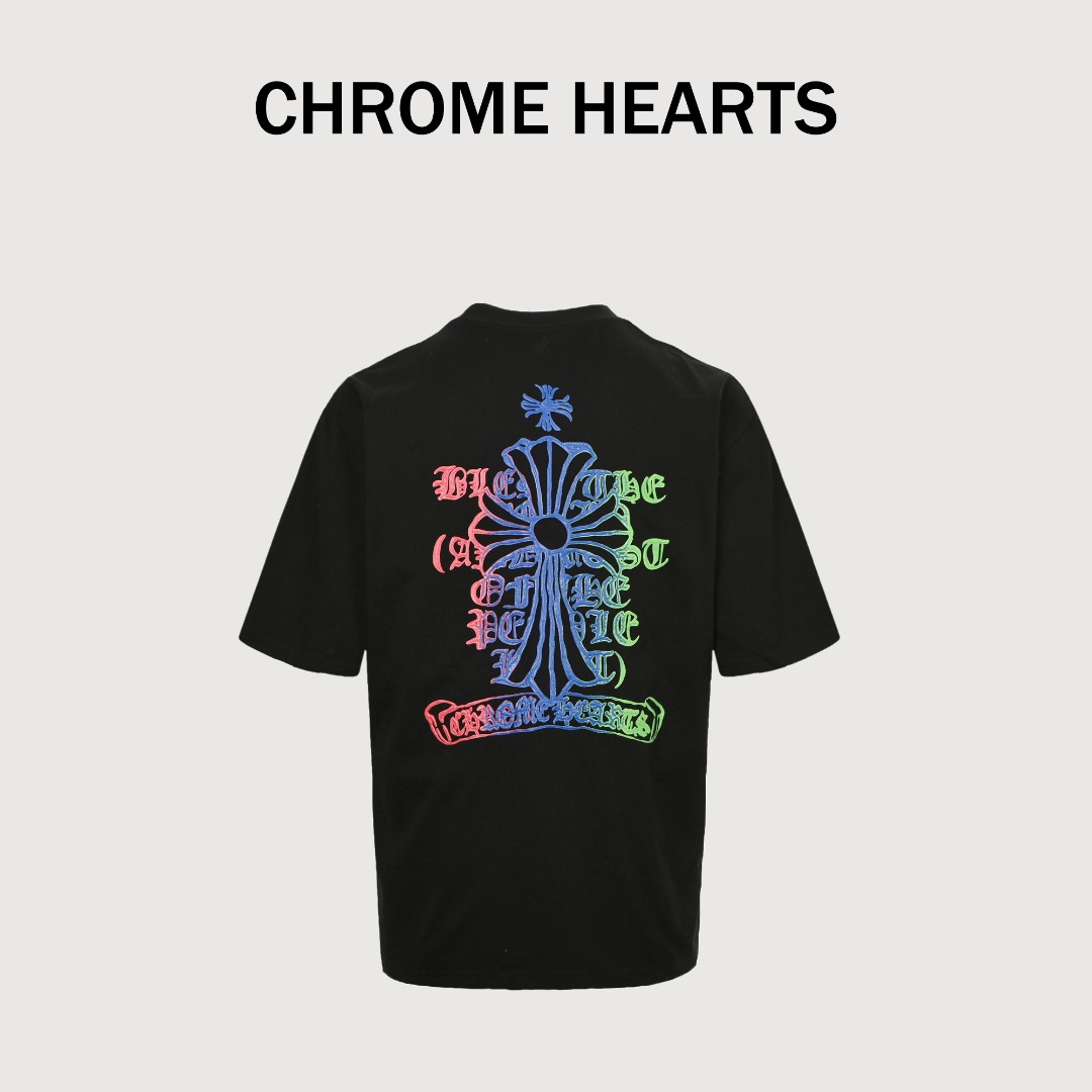 本地自取💰160
Chrome Hearts CH克罗心 梵文十字架重工彩色发泡印花T恤
克罗家的每一款真的是绝绝子 每一件都是背影杀这件皮标设计真的很酷  皮标加上银饰设计使整件衣服锦上添花 整件短袖质感真的绝 260g纯棉面料！
百分百还原官方  细节做足  所有袖口 双肩缝  袖笼  领口  均为双针压线工艺  这才是大牌应有的严谨工艺 细节决定品质  原版水洗吊牌包装  逼格满满！
整件做法采用三针五线工艺，（领口-肩缝-袖缝-压双线，看上去更立体更有质感）和正品原版一致工艺，经典版型，小落肩，微廓形！
G size：XS-L