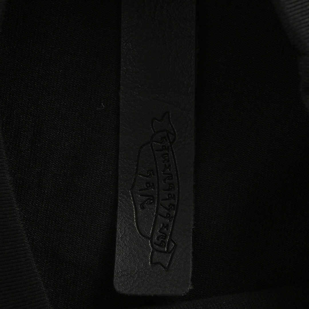 本地自取💰160
Chrome Hearts CH克罗心 梵文十字架重工彩色发泡印花T恤
克罗家的每一款真的是绝绝子 每一件都是背影杀这件皮标设计真的很酷  皮标加上银饰设计使整件衣服锦上添花 整件短袖质感真的绝 260g纯棉面料！
百分百还原官方  细节做足  所有袖口 双肩缝  袖笼  领口  均为双针压线工艺  这才是大牌应有的严谨工艺 细节决定品质  原版水洗吊牌包装  逼格满满！
整件做法采用三针五线工艺，（领口-肩缝-袖缝-压双线，看上去更立体更有质感）和正品原版一致工艺，经典版型，小落肩，微廓形！
G size：XS-L