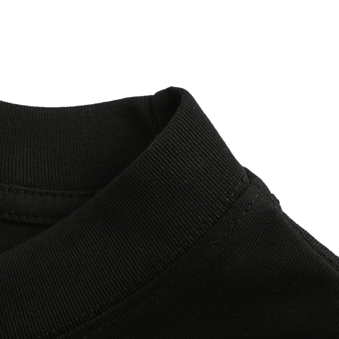 本地自取💰160
Chrome Hearts CH克罗心 梵文十字架重工彩色发泡印花T恤
克罗家的每一款真的是绝绝子 每一件都是背影杀这件皮标设计真的很酷  皮标加上银饰设计使整件衣服锦上添花 整件短袖质感真的绝 260g纯棉面料！
百分百还原官方  细节做足  所有袖口 双肩缝  袖笼  领口  均为双针压线工艺  这才是大牌应有的严谨工艺 细节决定品质  原版水洗吊牌包装  逼格满满！
整件做法采用三针五线工艺，（领口-肩缝-袖缝-压双线，看上去更立体更有质感）和正品原版一致工艺，经典版型，小落肩，微廓形！
G size：XS-L