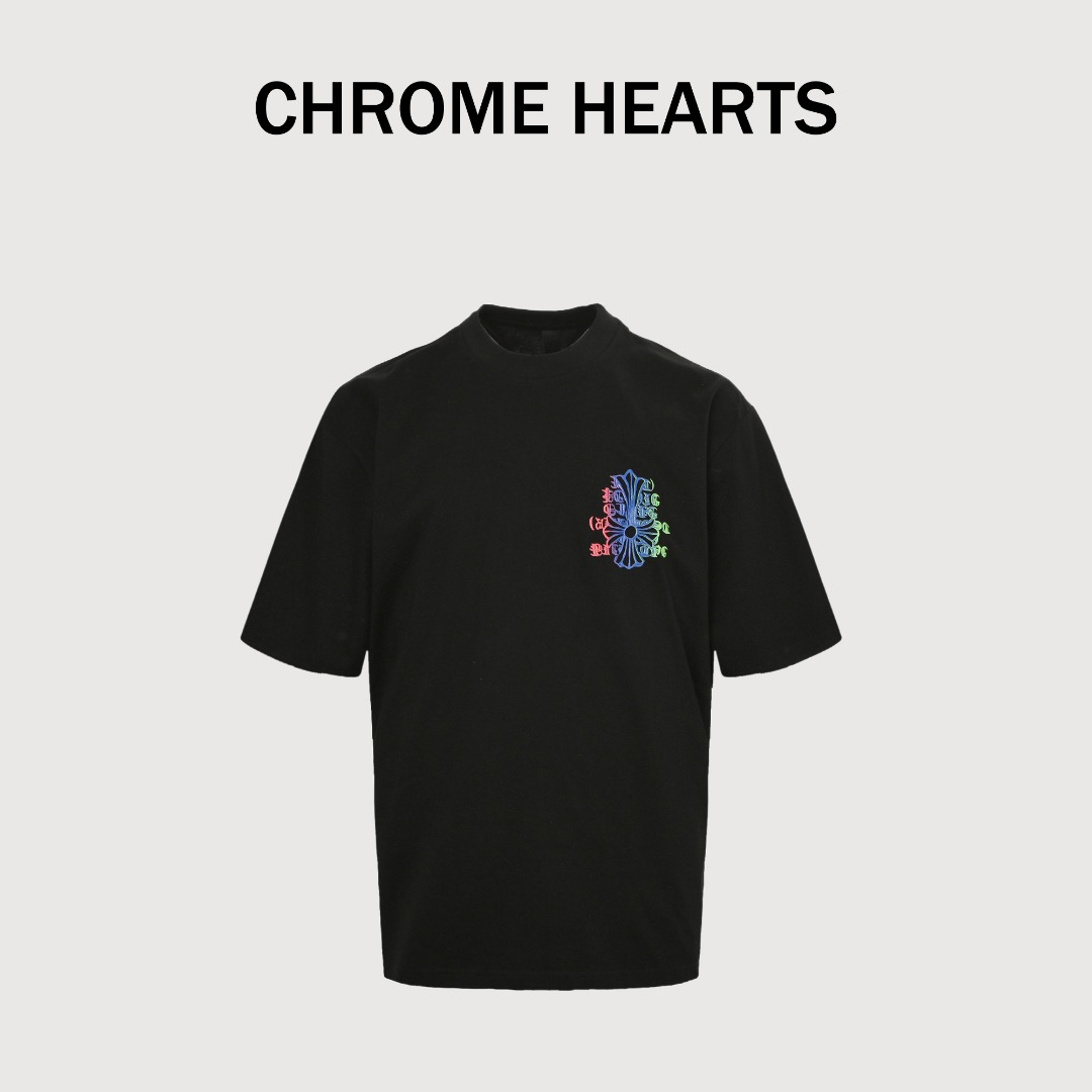 本地自取💰160
Chrome Hearts CH克罗心 梵文十字架重工彩色发泡印花T恤
克罗家的每一款真的是绝绝子 每一件都是背影杀这件皮标设计真的很酷  皮标加上银饰设计使整件衣服锦上添花 整件短袖质感真的绝 260g纯棉面料！
百分百还原官方  细节做足  所有袖口 双肩缝  袖笼  领口  均为双针压线工艺  这才是大牌应有的严谨工艺 细节决定品质  原版水洗吊牌包装  逼格满满！
整件做法采用三针五线工艺，（领口-肩缝-袖缝-压双线，看上去更立体更有质感）和正品原版一致工艺，经典版型，小落肩，微廓形！
G size：XS-L