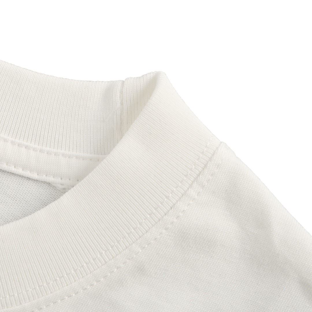 本地自取💰140 Louis Vuitton路易威登后背太阳logo印花短袖 - 胸前品牌字母后背🌞印花贴布LOGO大牌感十足 高端大气完美演绎 经典圆领不挑人版型上身巨显瘦 - 面料采用260克纯棉面料 保证舒适性同时透气冰爽的同时又不透底 面料上身有型弹性不紧绷日常通勤运动统统yyds 肩膀缝合处➕后领处都采用双缝走线经久耐穿 后领口处采用纯棉拉条提升了后颈接触的舒适度布面干净 布纹清晰柔软舒适 全套定制的原版辅料 吊牌 洗水 主唛 防潮纸统统安排到位 螺纹釆用定染无色差 版型釆用OS宽松落肩版型 Size: S M L XL Colour: 白 黑