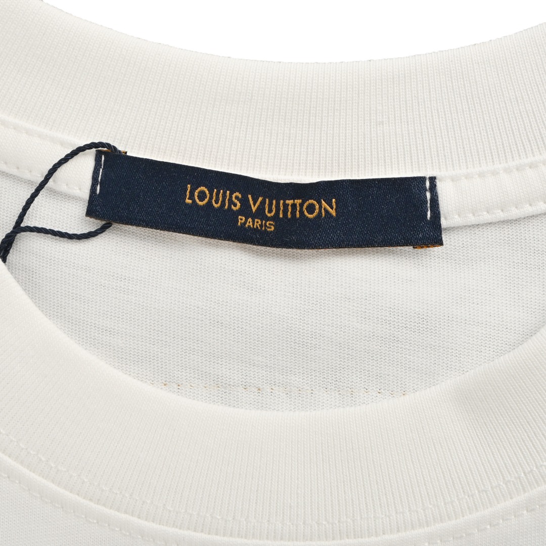 本地自取💰140 Louis Vuitton路易威登后背太阳logo印花短袖 - 胸前品牌字母后背🌞印花贴布LOGO大牌感十足 高端大气完美演绎 经典圆领不挑人版型上身巨显瘦 - 面料采用260克纯棉面料 保证舒适性同时透气冰爽的同时又不透底 面料上身有型弹性不紧绷日常通勤运动统统yyds 肩膀缝合处➕后领处都采用双缝走线经久耐穿 后领口处采用纯棉拉条提升了后颈接触的舒适度布面干净 布纹清晰柔软舒适 全套定制的原版辅料 吊牌 洗水 主唛 防潮纸统统安排到位 螺纹釆用定染无色差 版型釆用OS宽松落肩版型 Size: S M L XL Colour: 白 黑