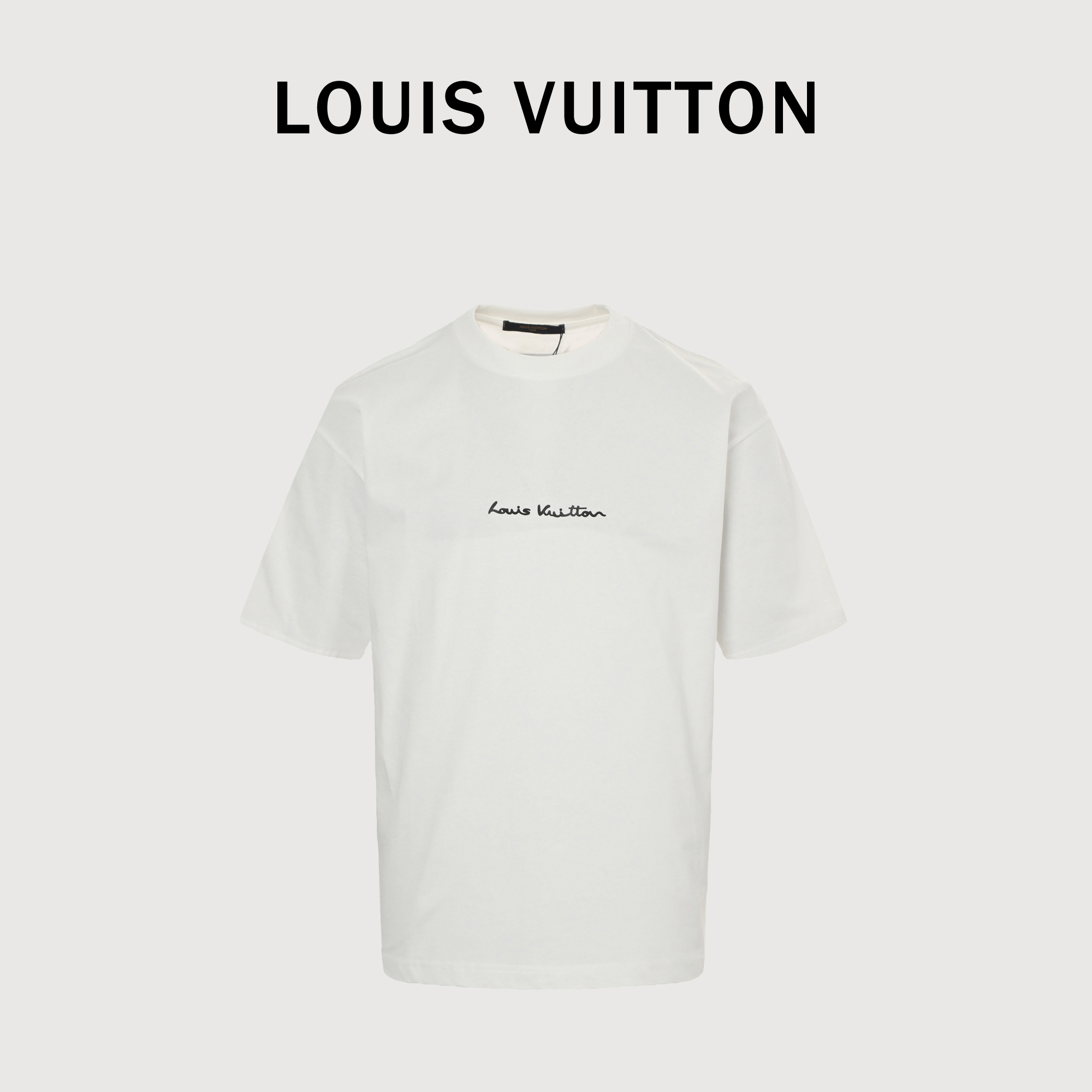 本地自取💰140 Louis Vuitton路易威登后背太阳logo印花短袖 - 胸前品牌字母后背🌞印花贴布LOGO大牌感十足 高端大气完美演绎 经典圆领不挑人版型上身巨显瘦 - 面料采用260克纯棉面料 保证舒适性同时透气冰爽的同时又不透底 面料上身有型弹性不紧绷日常通勤运动统统yyds 肩膀缝合处➕后领处都采用双缝走线经久耐穿 后领口处采用纯棉拉条提升了后颈接触的舒适度布面干净 布纹清晰柔软舒适 全套定制的原版辅料 吊牌 洗水 主唛 防潮纸统统安排到位 螺纹釆用定染无色差 版型釆用OS宽松落肩版型 Size: S M L XL Colour: 白 黑