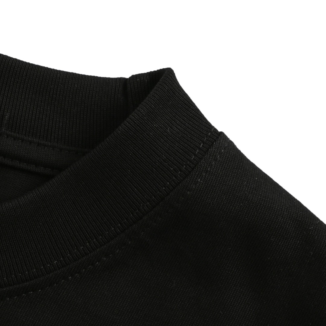 本地自取💰140 Louis Vuitton 路易威登字母logo 印花短袖 - 胸前品牌字母后背贴布LOGO大牌感十足 高端大气完美演绎 经典圆领不挑人版型上身巨显瘦 - 面料采用260克纯棉面料 保证舒适性同时透气冰爽的同时又不透底 面料上身有型弹性不紧绷日常通勤运动统统yyds 肩膀缝合处➕后领处都采用双缝走线经久耐穿 后领口处采用纯棉拉条提升了后颈接触的舒适度布面干净 布纹清晰柔软舒适 全套定制的原版辅料 吊牌 洗水 主唛 防潮纸统统安排到位 螺纹釆用定染无色差 版型釆用OS宽松落肩版型 Size:S M L XL Colour: 白 黑