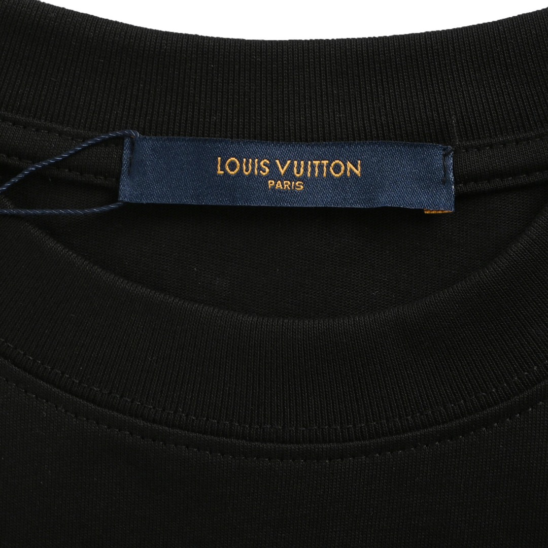 本地自取💰140 Louis Vuitton 路易威登字母logo 印花短袖 - 胸前品牌字母后背贴布LOGO大牌感十足 高端大气完美演绎 经典圆领不挑人版型上身巨显瘦 - 面料采用260克纯棉面料 保证舒适性同时透气冰爽的同时又不透底 面料上身有型弹性不紧绷日常通勤运动统统yyds 肩膀缝合处➕后领处都采用双缝走线经久耐穿 后领口处采用纯棉拉条提升了后颈接触的舒适度布面干净 布纹清晰柔软舒适 全套定制的原版辅料 吊牌 洗水 主唛 防潮纸统统安排到位 螺纹釆用定染无色差 版型釆用OS宽松落肩版型 Size:S M L XL Colour: 白 黑