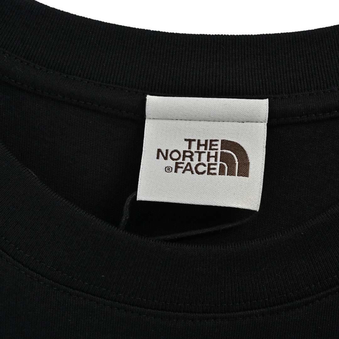 本地自取💰140 北面TNF联名款方块小标前后logo印花短袖 采用260克双纱定制精梳纯棉,三针五线做工,领口定制螺纹不变形,领口包包边条,肩膀处内里带压条,做工面料细节都无法挑剔,印花采用进口浆料,高端的刺绣精致细腻,简直太完美了! 版型宽松,男女都可以穿! 货号728120003 颜色 黑色 白色 高级灰 尺码S一2XL