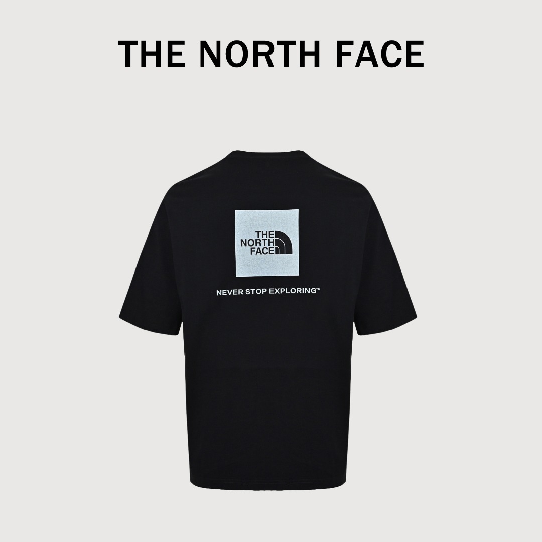 本地自取💰140 北面TNF联名款方块小标前后logo印花短袖 采用260克双纱定制精梳纯棉,三针五线做工,领口定制螺纹不变形,领口包包边条,肩膀处内里带压条,做工面料细节都无法挑剔,印花采用进口浆料,高端的刺绣精致细腻,简直太完美了! 版型宽松,男女都可以穿! 货号728120003 颜色 黑色 白色 高级灰 尺码S一2XL