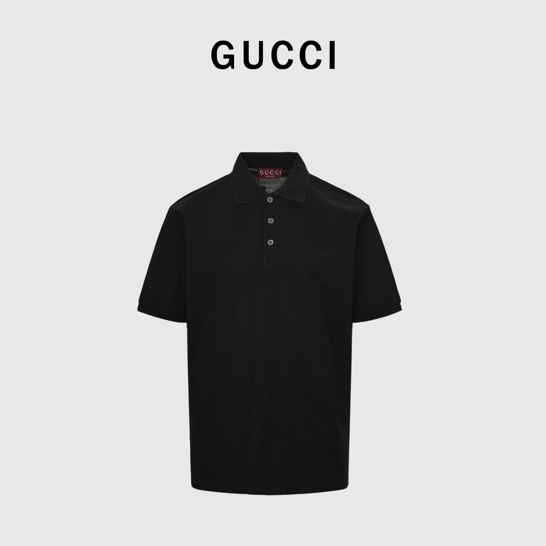 GUCCI古驰GUC 小字母激光刺绣短袖polo衫 原版6800购入开发,面料采用210g原版定制全棉,胸前进口机激光刺绣,每个字母定位.上身立挺,落肩OS宽大版型,辅料红色标手工缝标 整衣内里包边包条.还原原版.