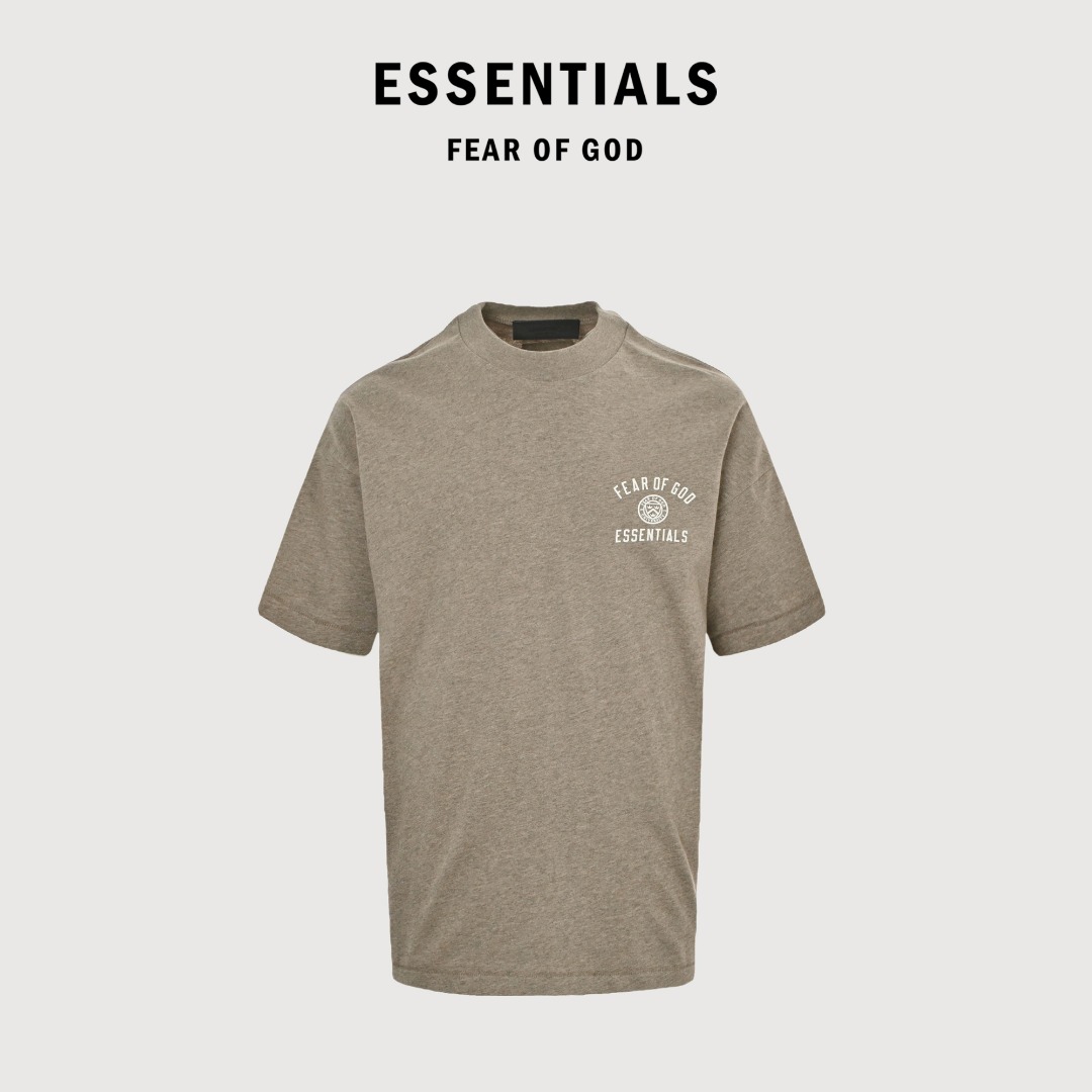 本地自取💰140 Fear Of God-Essentials 25ss HOLIDAY校园小标印花短袖-深雾灰 采用重磅280G纯棉面料,柔软亲肤且具备自然垂坠感,轻微复古纹理感强化老式街头风格,领口、袖口及下摆融入高密度罗纹针织材质,提升耐磨性与抗变形能力,久穿不易松垮,延续Fear Of God标志性廓形,宽松剪裁搭配落肩设计,强调慵懒随性的高街氛围,哑光胶浆工艺保持低调质感,外包装+辅料全部定制,Essentials是非常适合普通人的时髦,素色的简单设计,就这么简简单单也能让人穿出不一样味道 Size:XS-XL