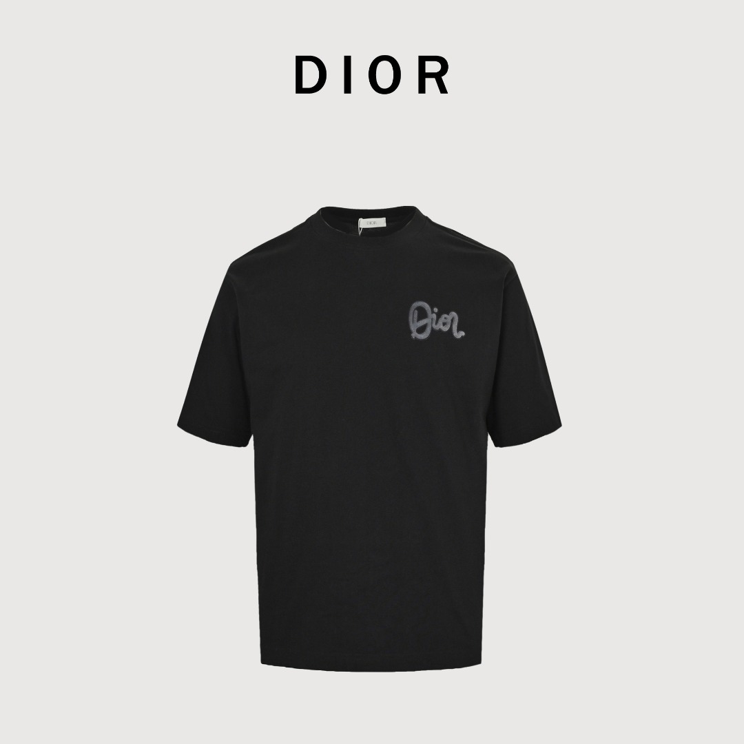 本地自取💰130 Dior 迪奥 艺术字体字母logo短袖T恤 埃及进口顶级面料，甄选尼罗河区域光照极好的上等棉花原料，经过意大利百年工坊定织定染而成，棉感十足，舒适性与透气性兼备，触感极为细腻，亲肤性绝佳！胸前左侧和背部饰以签名印花工艺，颇具艺术感，视觉效果无敌，非常惊艳时髦的外在体现，形成独特的符号标签！细节精湛考究，上身效果超赞，混搭性极高，休闲潮搭非常吸睛，简约且时髦，无论内搭还是单穿都非常招眼出色！ 颜色：黑色 白色 003 尺码：S-XXL